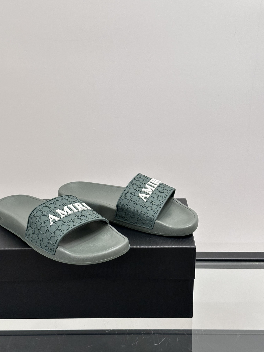 Amiri男士拖鞋。Amiri是来自美国的高端时尚品牌,由设计师Mike Amiri创立,以融合摇滚风格