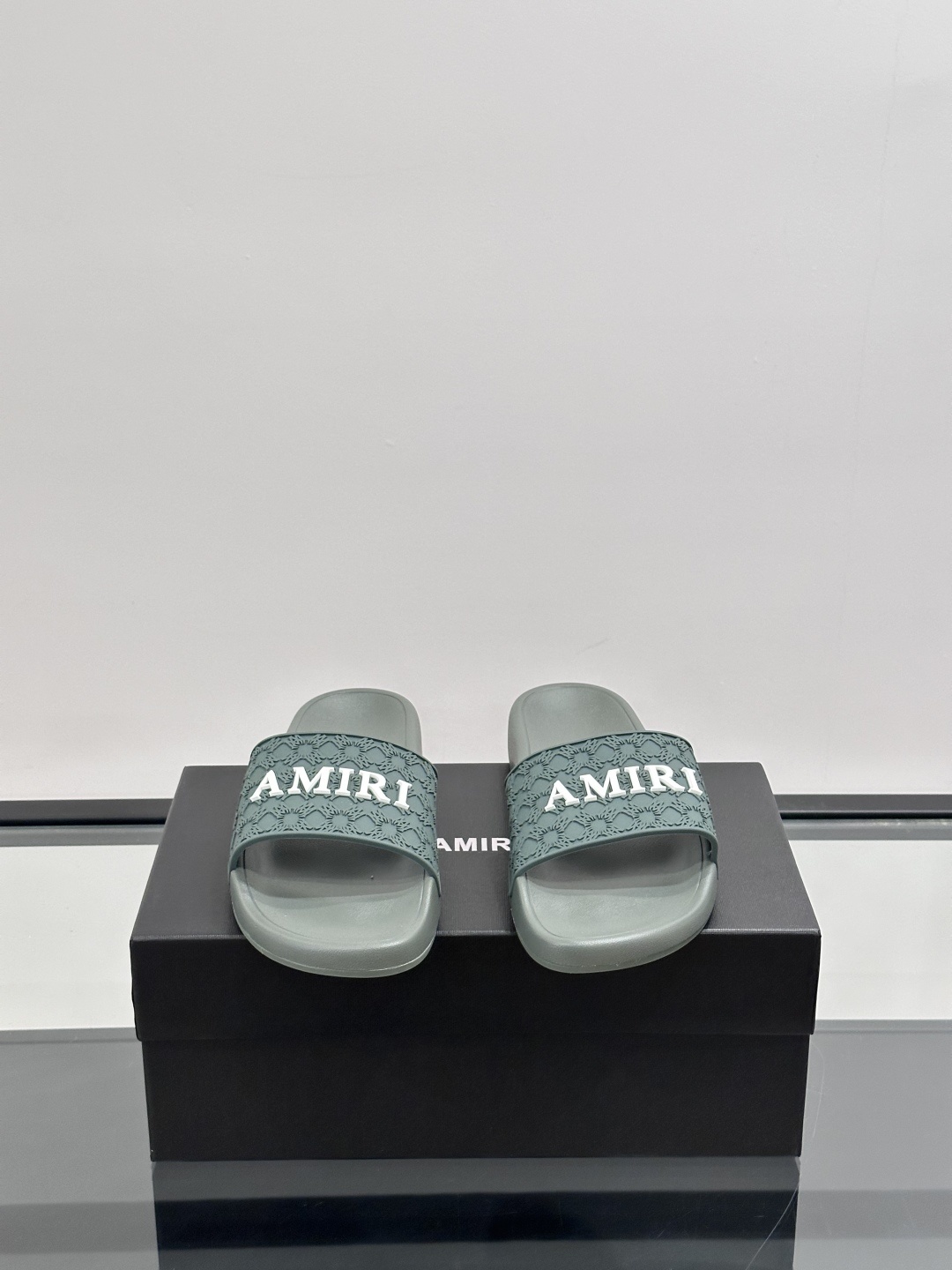 Amiri男士拖鞋。Amiri是来自美国的高端时尚品牌,由设计师Mike Amiri创立,以融合摇滚风格