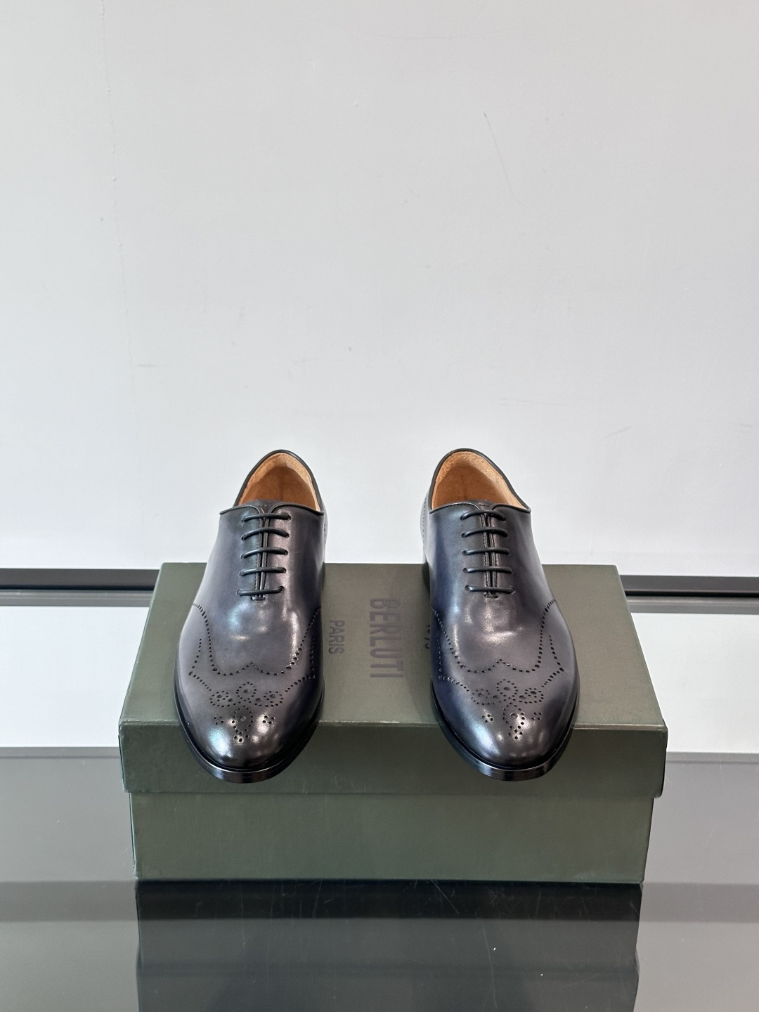 Berluti/布鲁提高端真皮大底正装皮鞋，采用进口牛皮鞋面 柔软有型，手工改色工艺，低调奢华气质，舒适