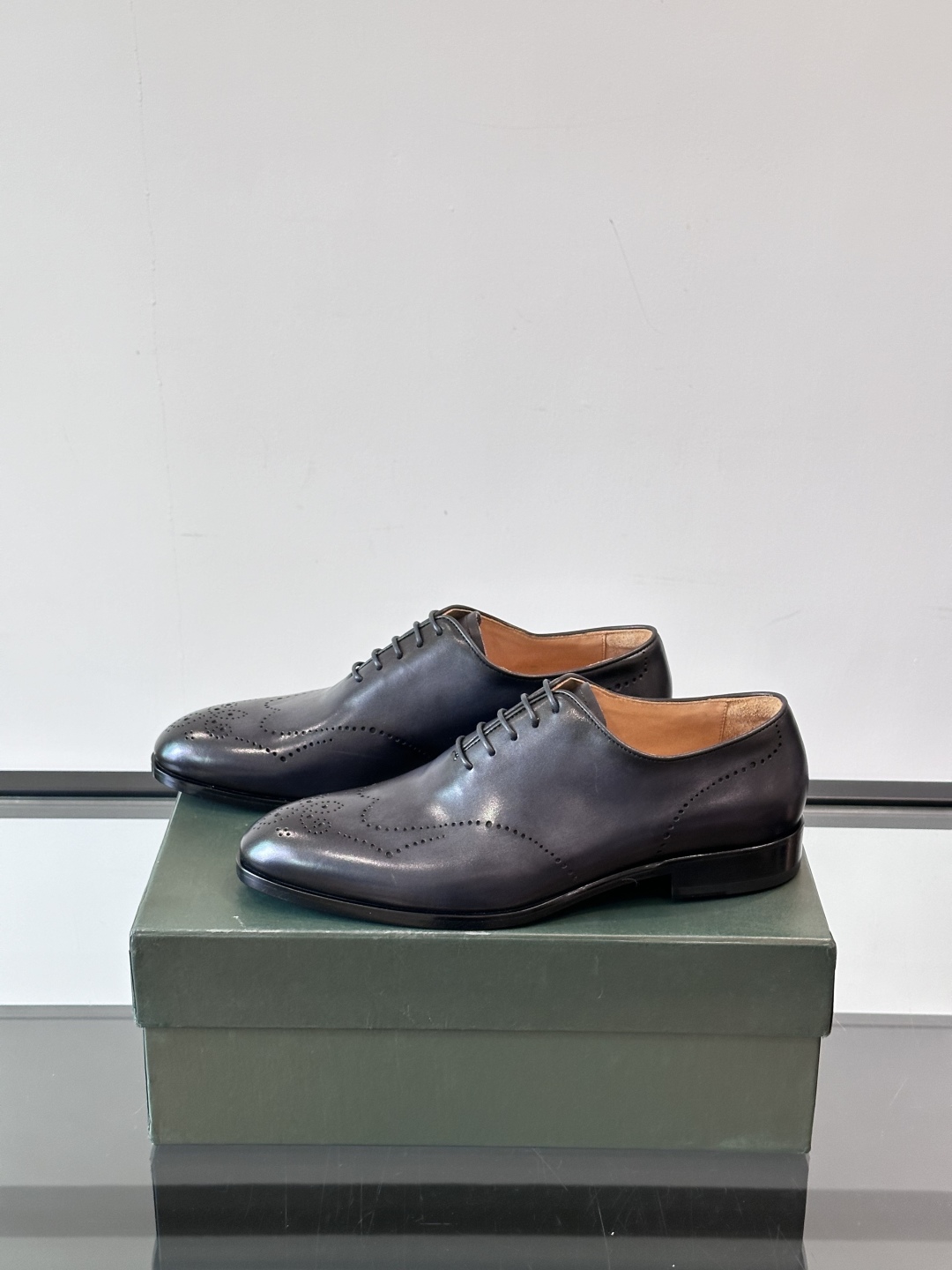 Berluti/布鲁提高端真皮大底正装皮鞋，采用进口牛皮鞋面 柔软有型，手工改色工艺，低调奢华气质，舒适