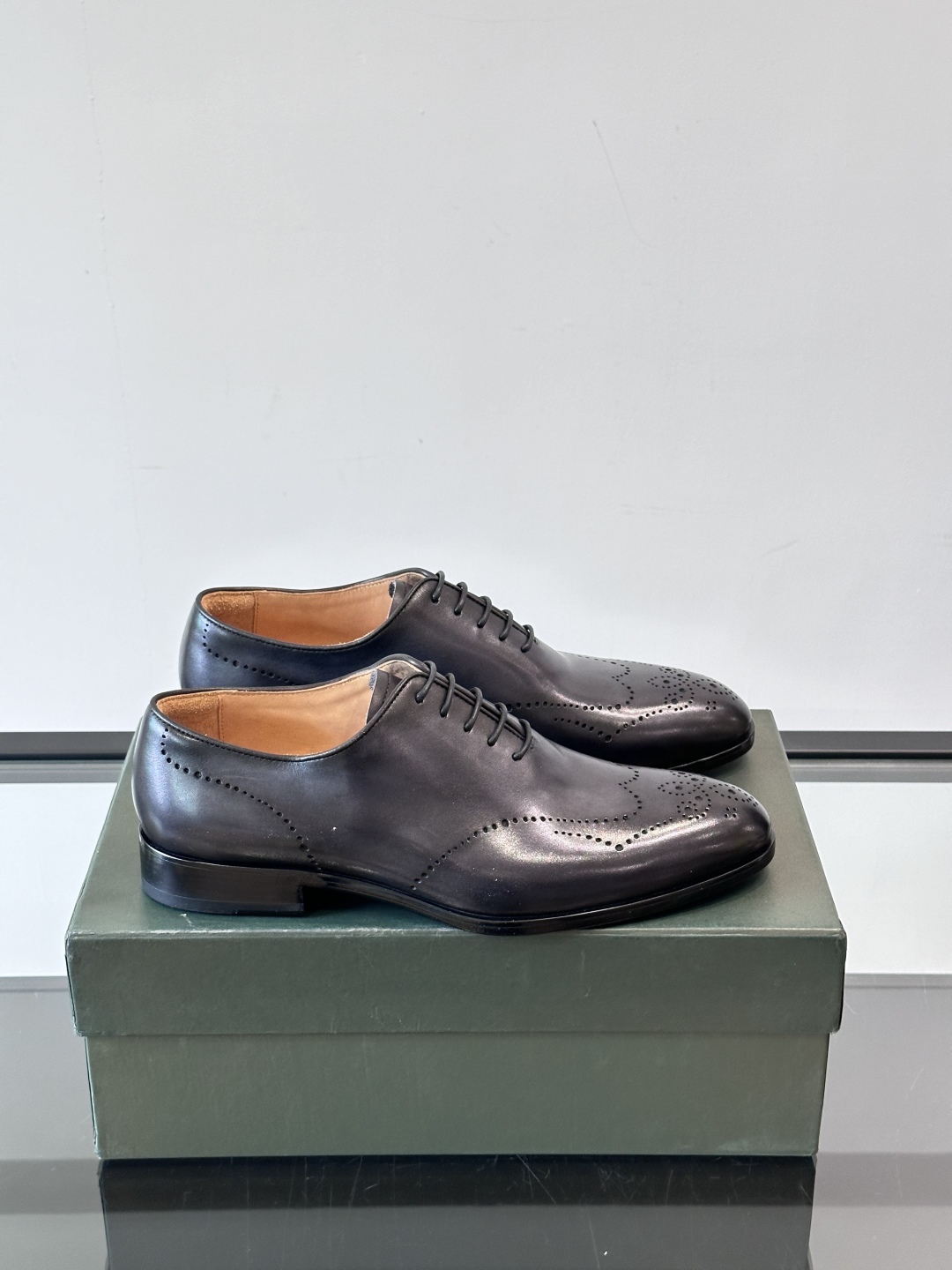 Berluti/布鲁提高端真皮大底正装皮鞋，采用进口牛皮鞋面 柔软有型，手工改色工艺，低调奢华气质，舒适