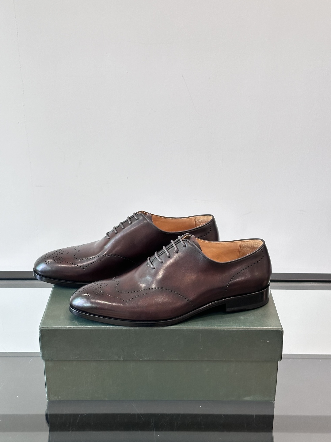 Berluti/布鲁提高端真皮大底正装皮鞋，采用进口牛皮鞋面 柔软有型，手工改色工艺，低调奢华气质，舒适