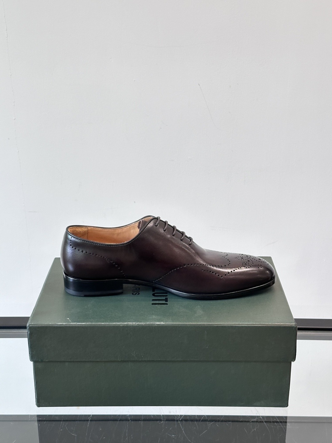 Berluti/布鲁提高端真皮大底正装皮鞋，采用进口牛皮鞋面 柔软有型，手工改色工艺，低调奢华气质，舒适