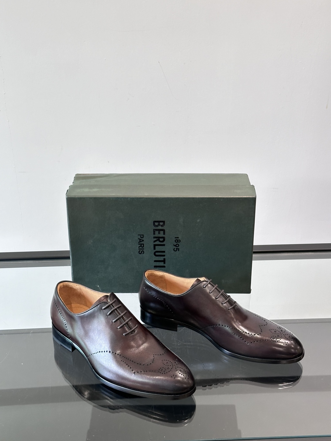 Berluti/布鲁提高端真皮大底正装皮鞋，采用进口牛皮鞋面 柔软有型，手工改色工艺，低调奢华气质，舒适