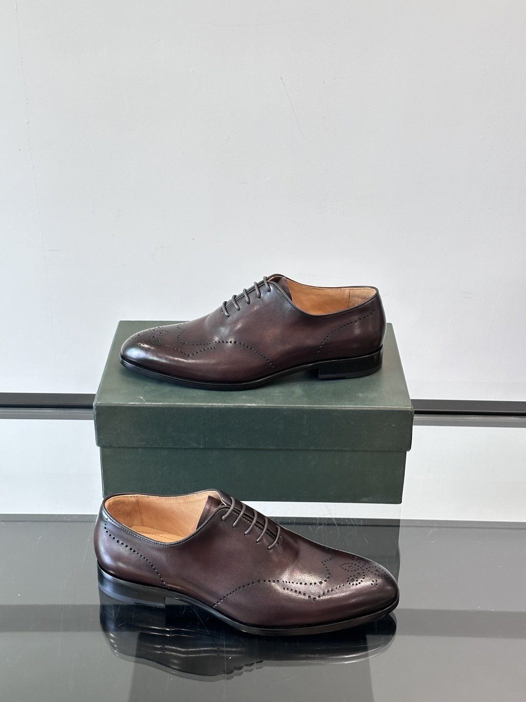 Berluti/布鲁提高端真皮大底正装皮鞋，采用进口牛皮鞋面 柔软有型，手工改色工艺，低调奢华气质，舒适