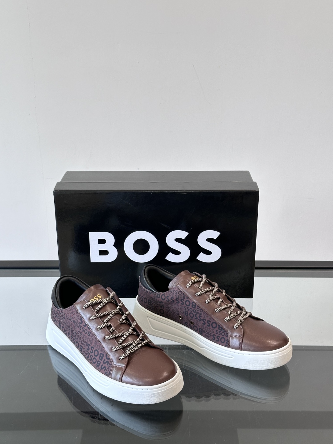BOSS 意大利制造杯型大底运动鞋，精选光滑皮革制成，采用橡胶外底和品牌标识装饰。好穿又好搭 
、siz
