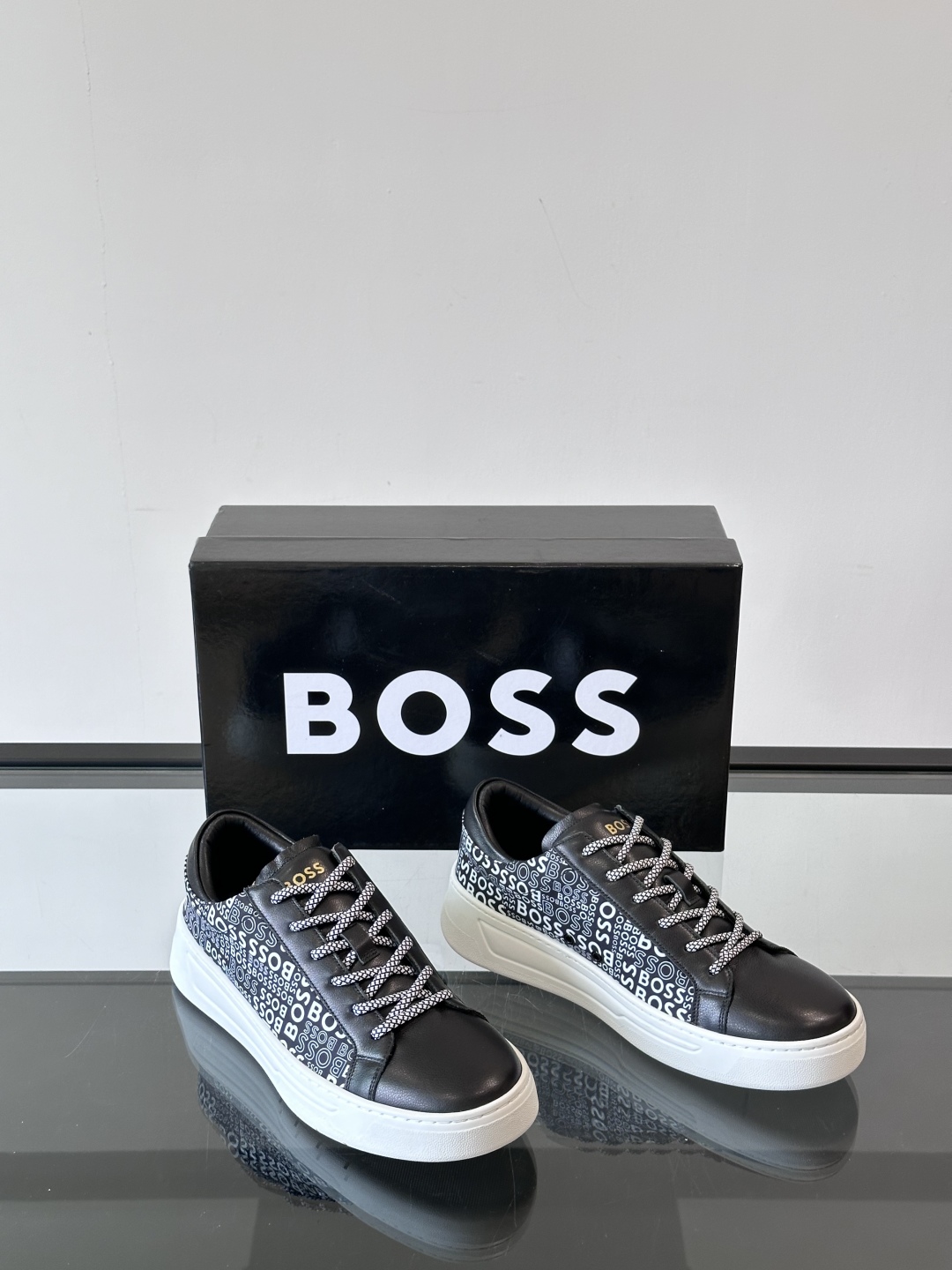 BOSS 意大利制造杯型大底运动鞋，精选光滑皮革制成，采用橡胶外底和品牌标识装饰。好穿又好搭 
、siz