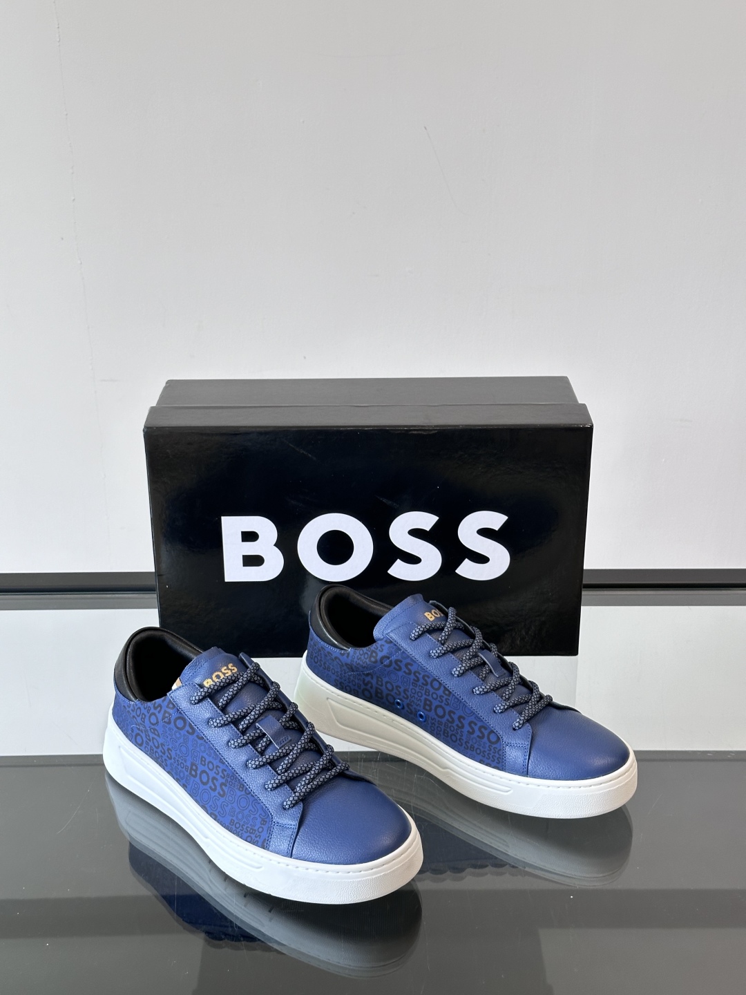 BOSS 意大利制造杯型大底运动鞋，精选光滑皮革制成，采用橡胶外底和品牌标识装饰。好穿又好搭 
、siz