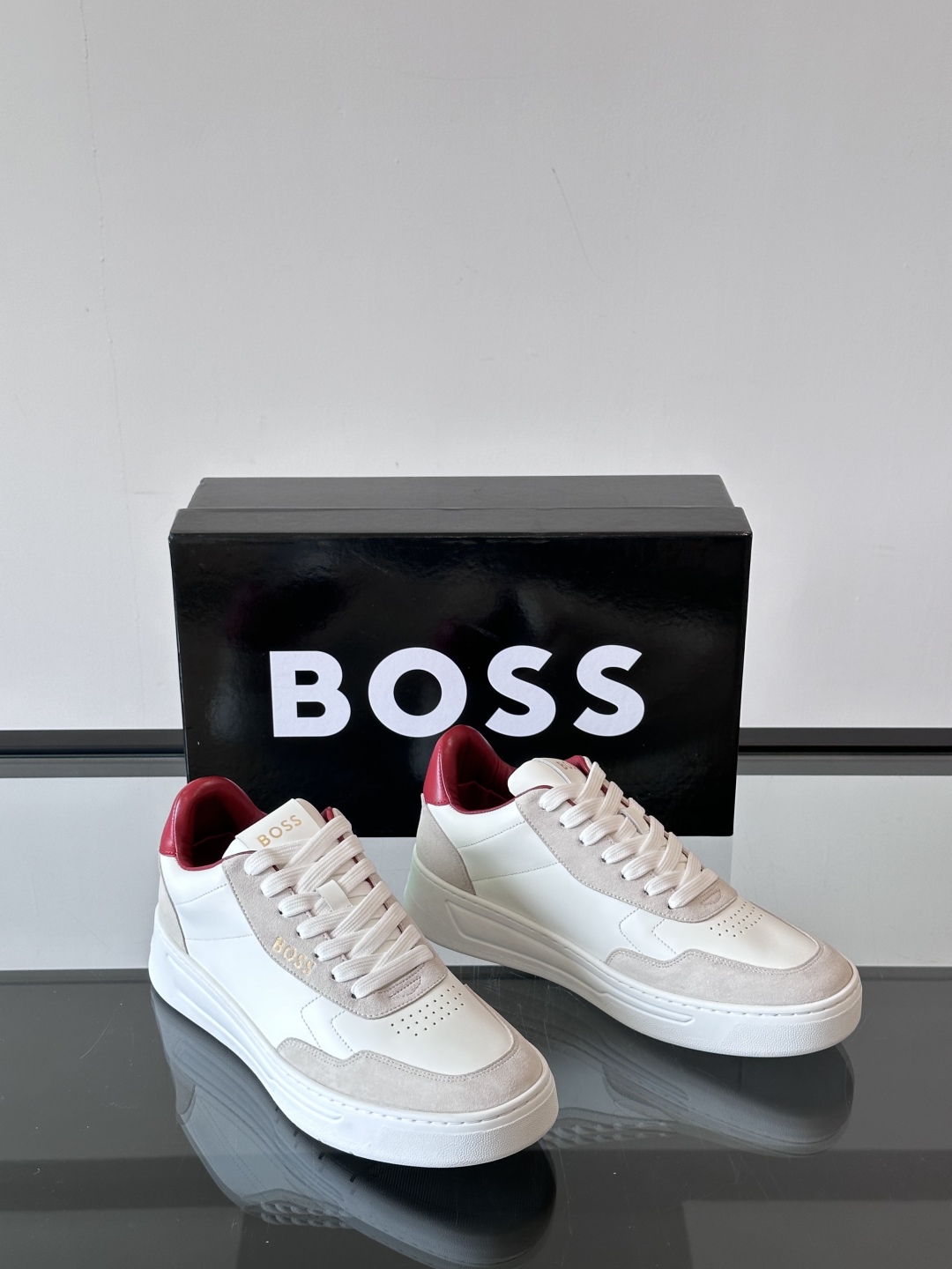 BOSS 意大利制造杯型大底运动鞋，精选光滑皮革制成，采用橡胶外底和品牌标识装饰。好穿又好搭 
、siz
