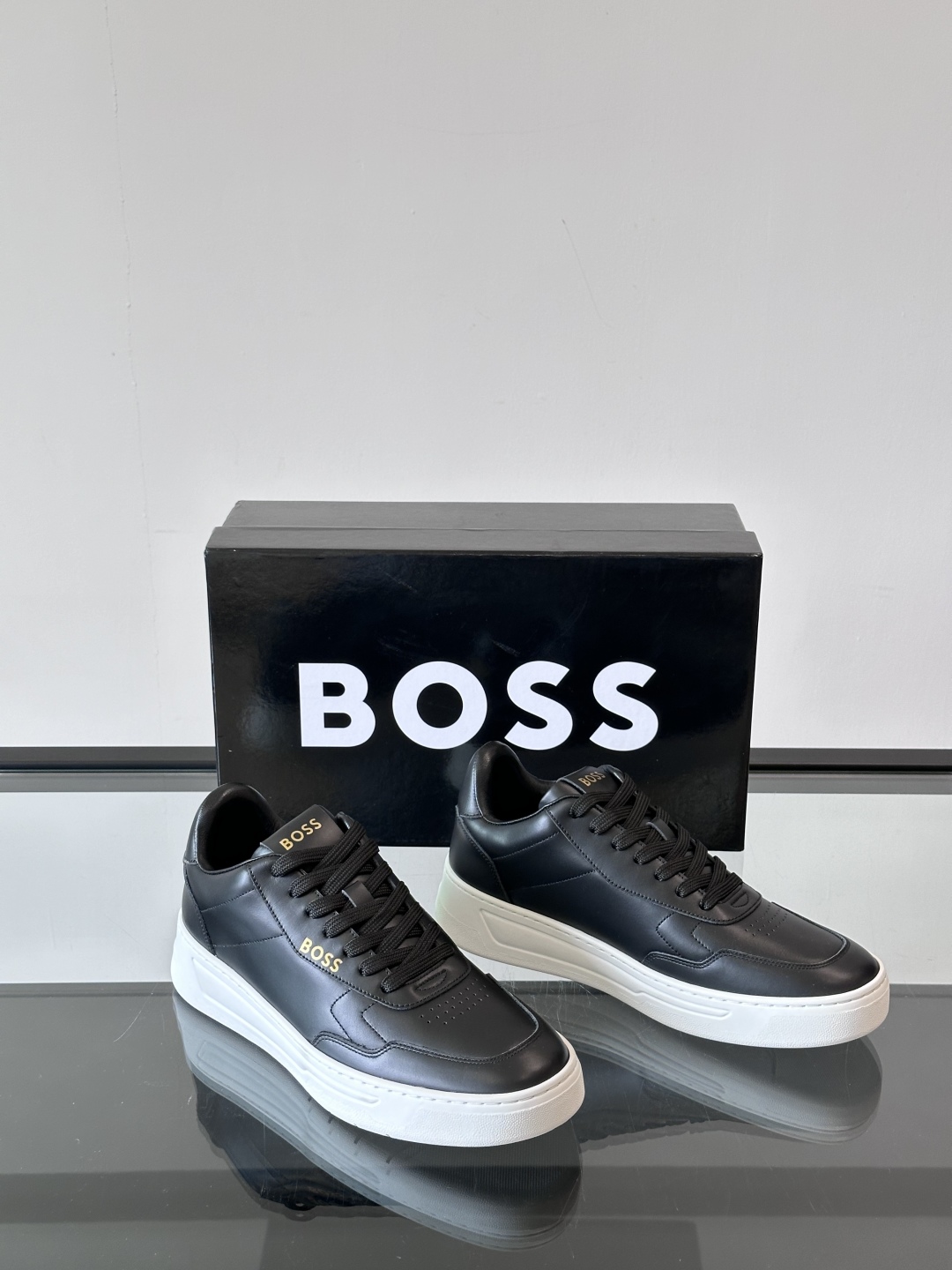 BOSS 意大利制造杯型大底运动鞋，精选光滑皮革制成，采用橡胶外底和品牌标识装饰。好穿又好搭 
、siz