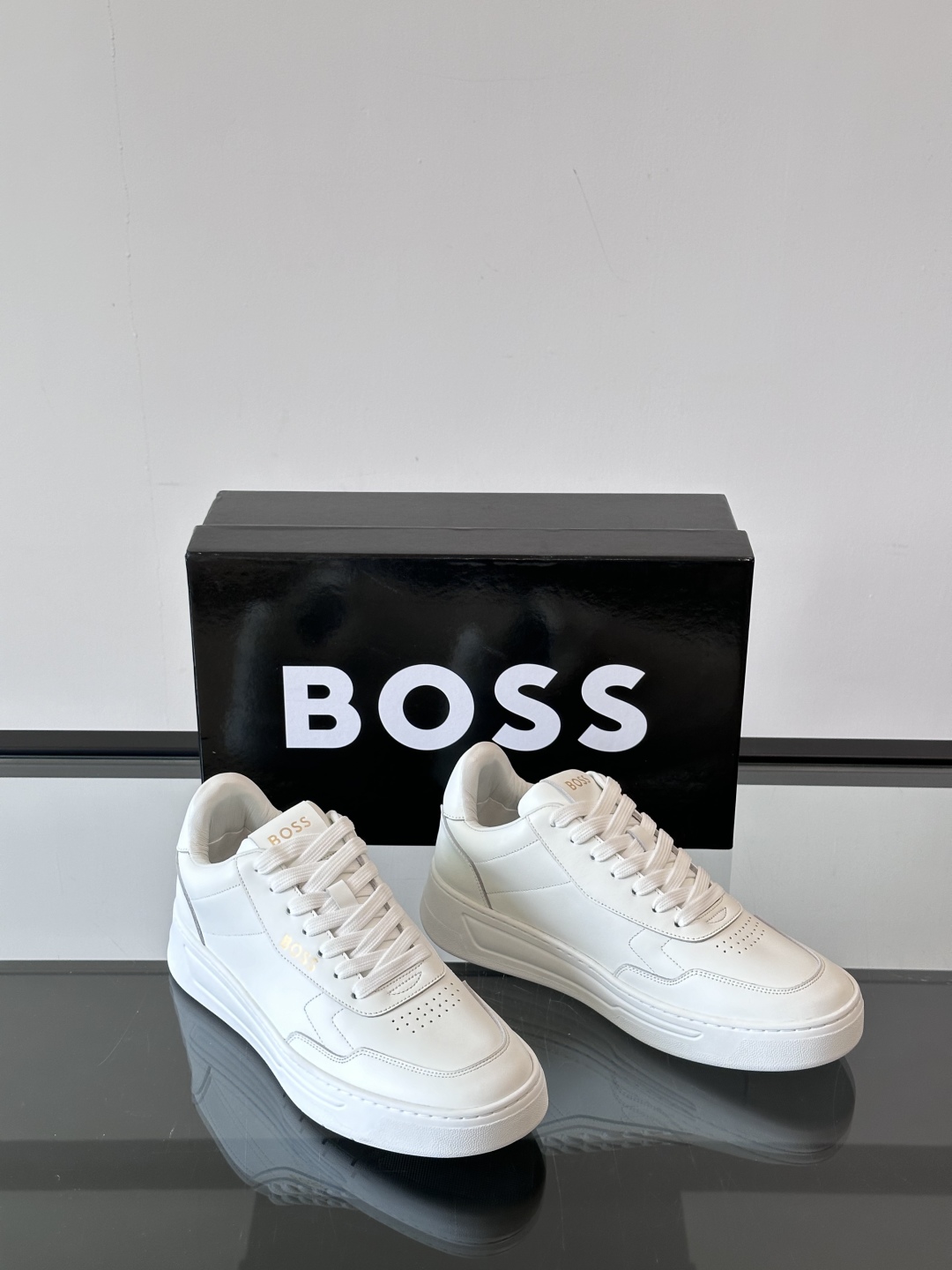 BOSS 意大利制造杯型大底运动鞋，精选光滑皮革制成，采用橡胶外底和品牌标识装饰。好穿又好搭 
、siz