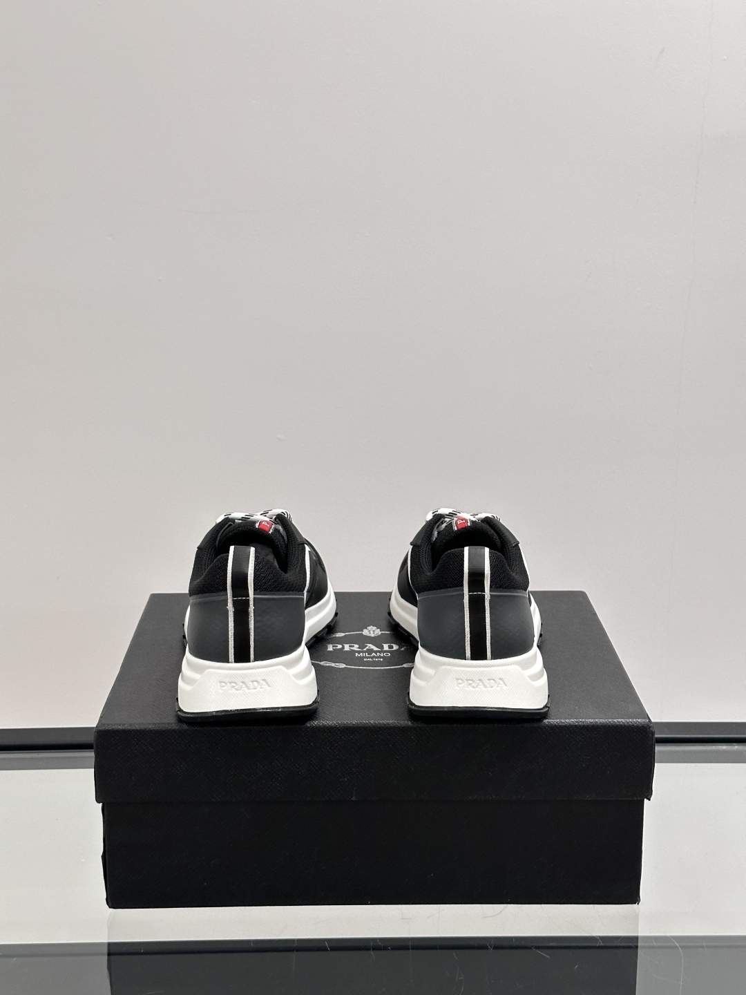 Prada/普拉达 男士新款运动休闲鞋，这款运动鞋鞋面采用进口小牛皮配件网面设计，网里内里，垫脚牛皮，大
