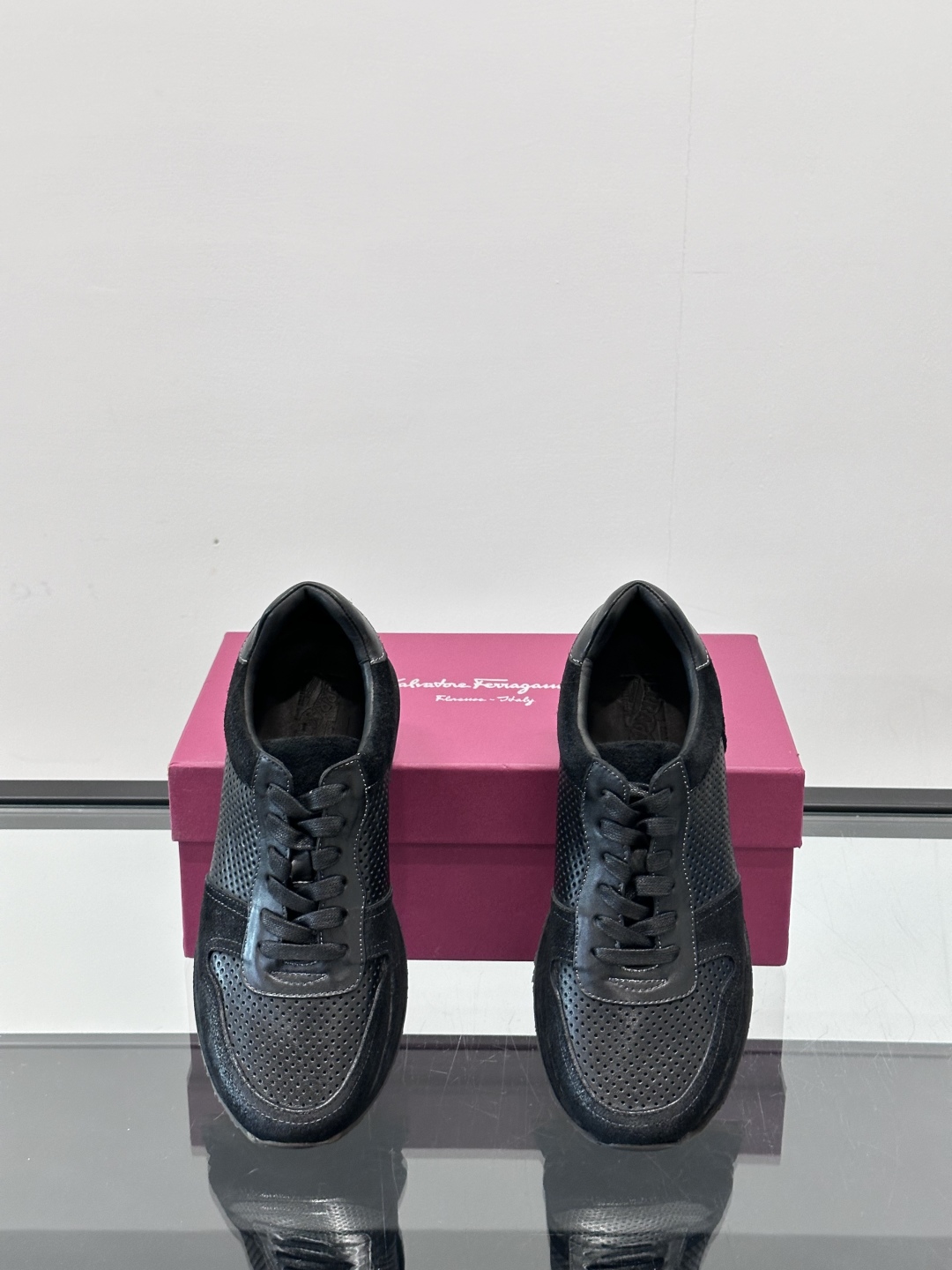 Ferragam菲拉格慕特别款重工手工鞋，水洗马皮鞋，款式新颖时尚，鞋面里外采用现在非常流行的进口马皮，