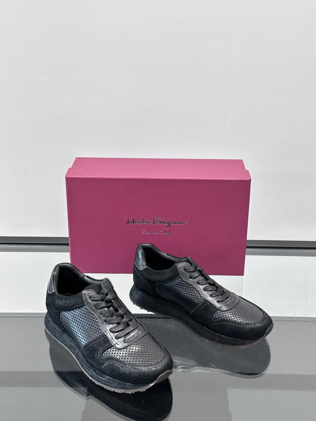 Ferragam菲拉格慕特别款重工手工鞋，水洗马皮鞋，款式新颖时尚，鞋面里外采用现在非常流行的进口马皮，