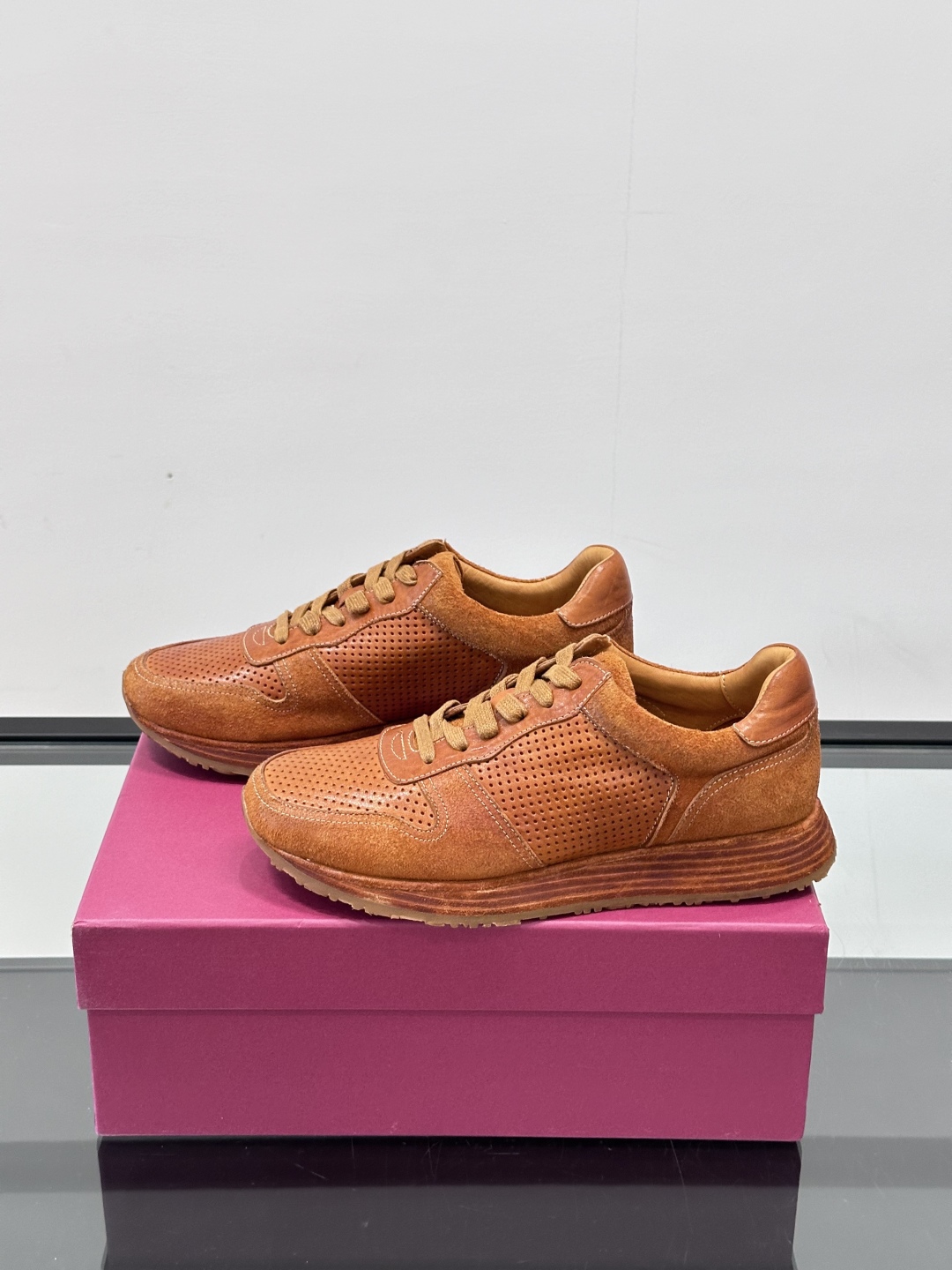 Ferragam菲拉格慕特别款重工手工鞋，水洗马皮鞋，款式新颖时尚，鞋面里外采用现在非常流行的进口马皮，
