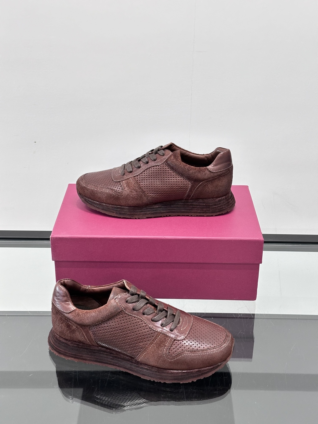 Ferragam菲拉格慕特别款重工手工鞋，水洗马皮鞋，款式新颖时尚，鞋面里外采用现在非常流行的进口马皮，