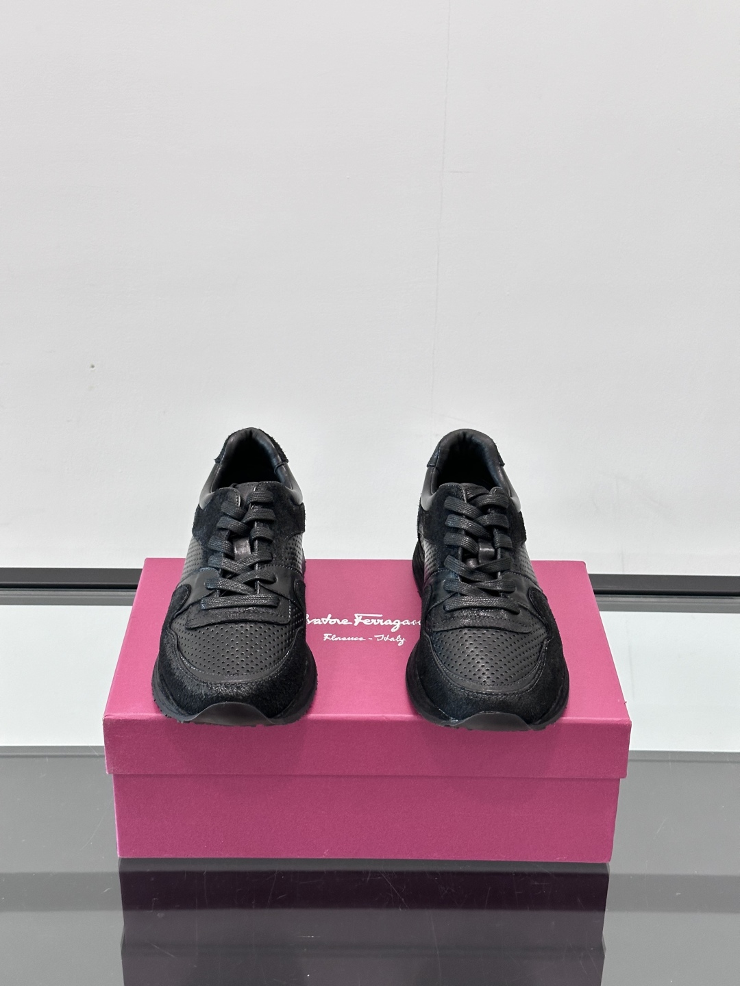 Ferragam菲拉格慕特别款重工手工鞋，水洗马皮鞋，款式新颖时尚，鞋面里外采用现在非常流行的进口马皮，