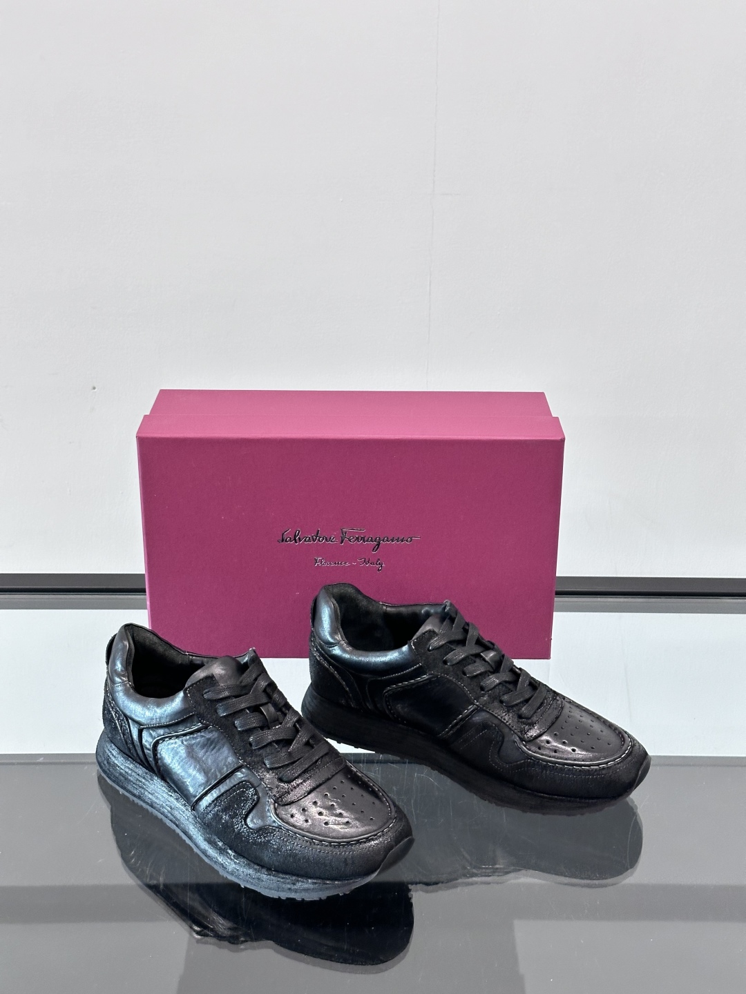 Ferragam菲拉格慕特别款重工手工鞋，水洗马皮鞋，款式新颖时尚，鞋面里外采用现在非常流行的进口马皮，