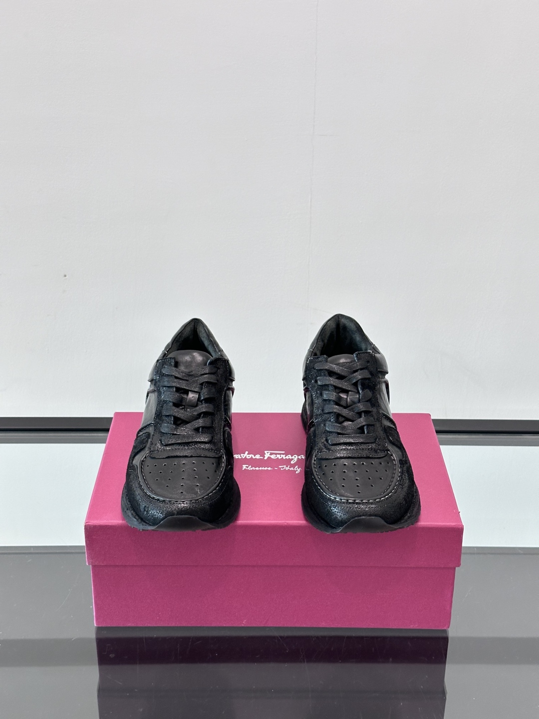 Ferragam菲拉格慕特别款重工手工鞋，水洗马皮鞋，款式新颖时尚，鞋面里外采用现在非常流行的进口马皮，