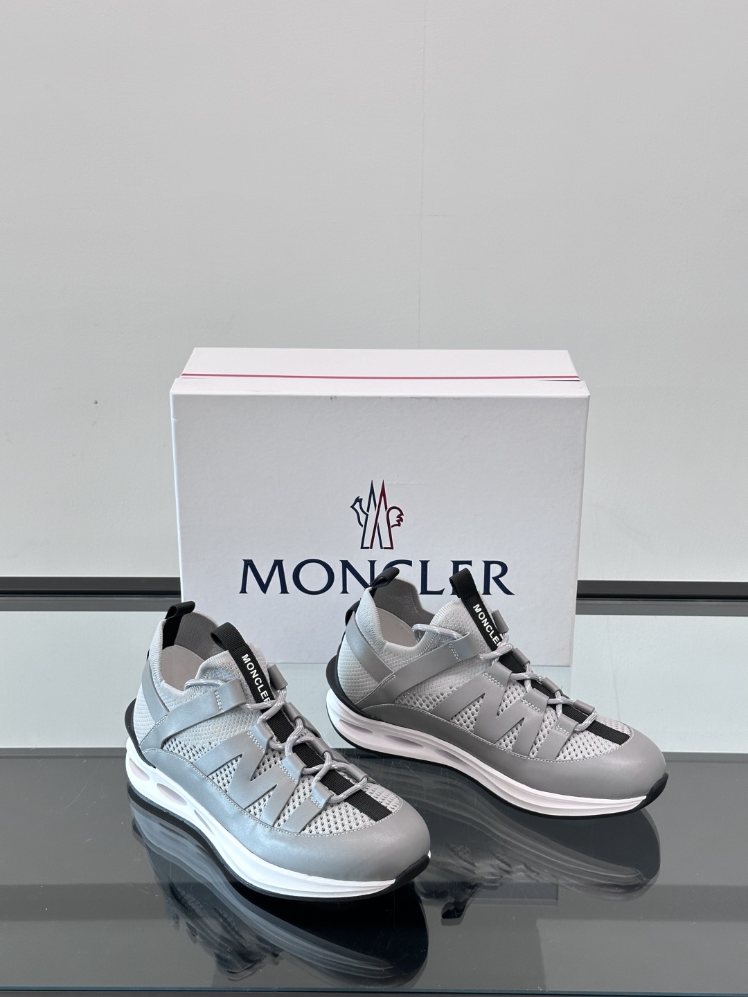 Moncler/蒙口男士休闲运动鞋，具有舒适防滑性能，采用一体成型进口飞织科技面料制成，兼备创新、功能性