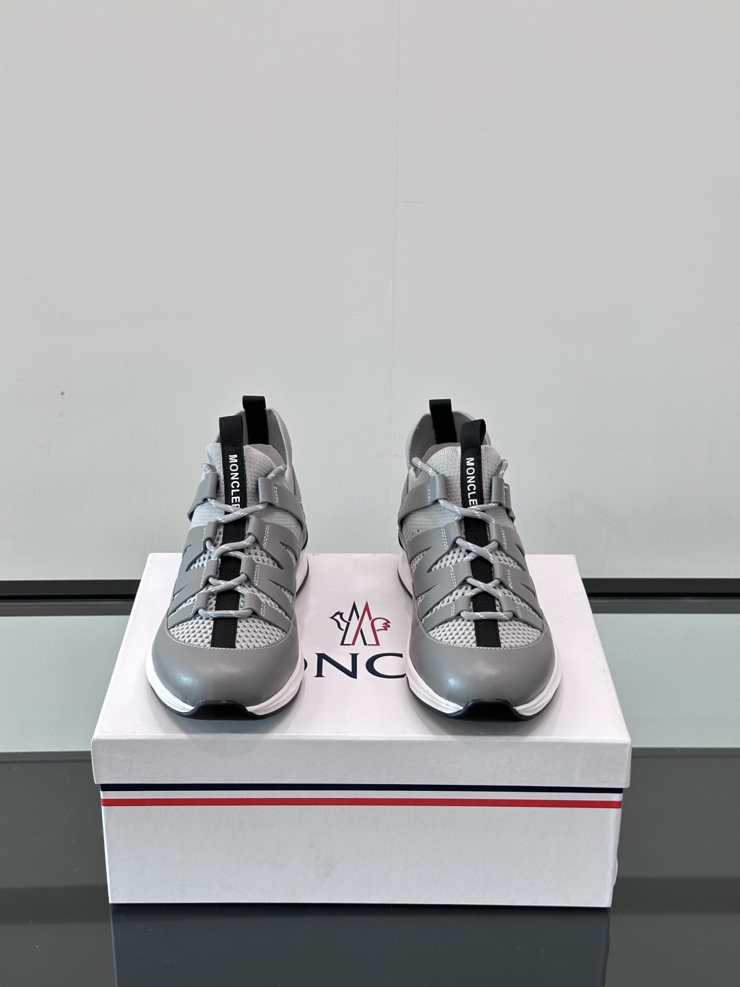 Moncler/蒙口男士休闲运动鞋，具有舒适防滑性能，采用一体成型进口飞织科技面料制成，兼备创新、功能性