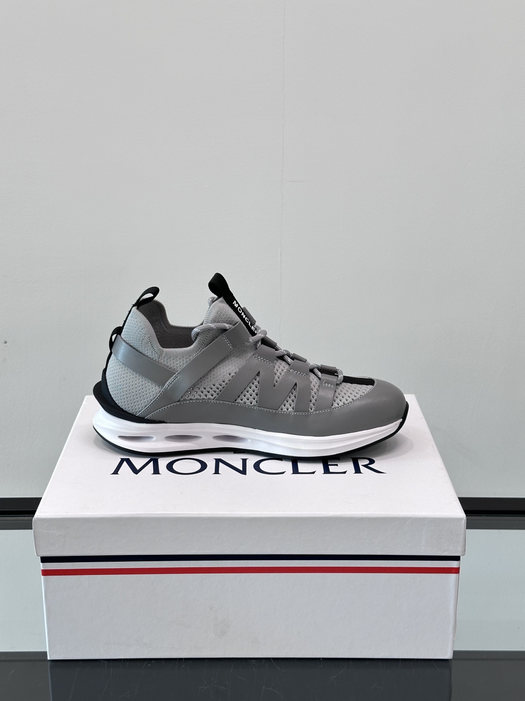 Moncler/蒙口男士休闲运动鞋，具有舒适防滑性能，采用一体成型进口飞织科技面料制成，兼备创新、功能性