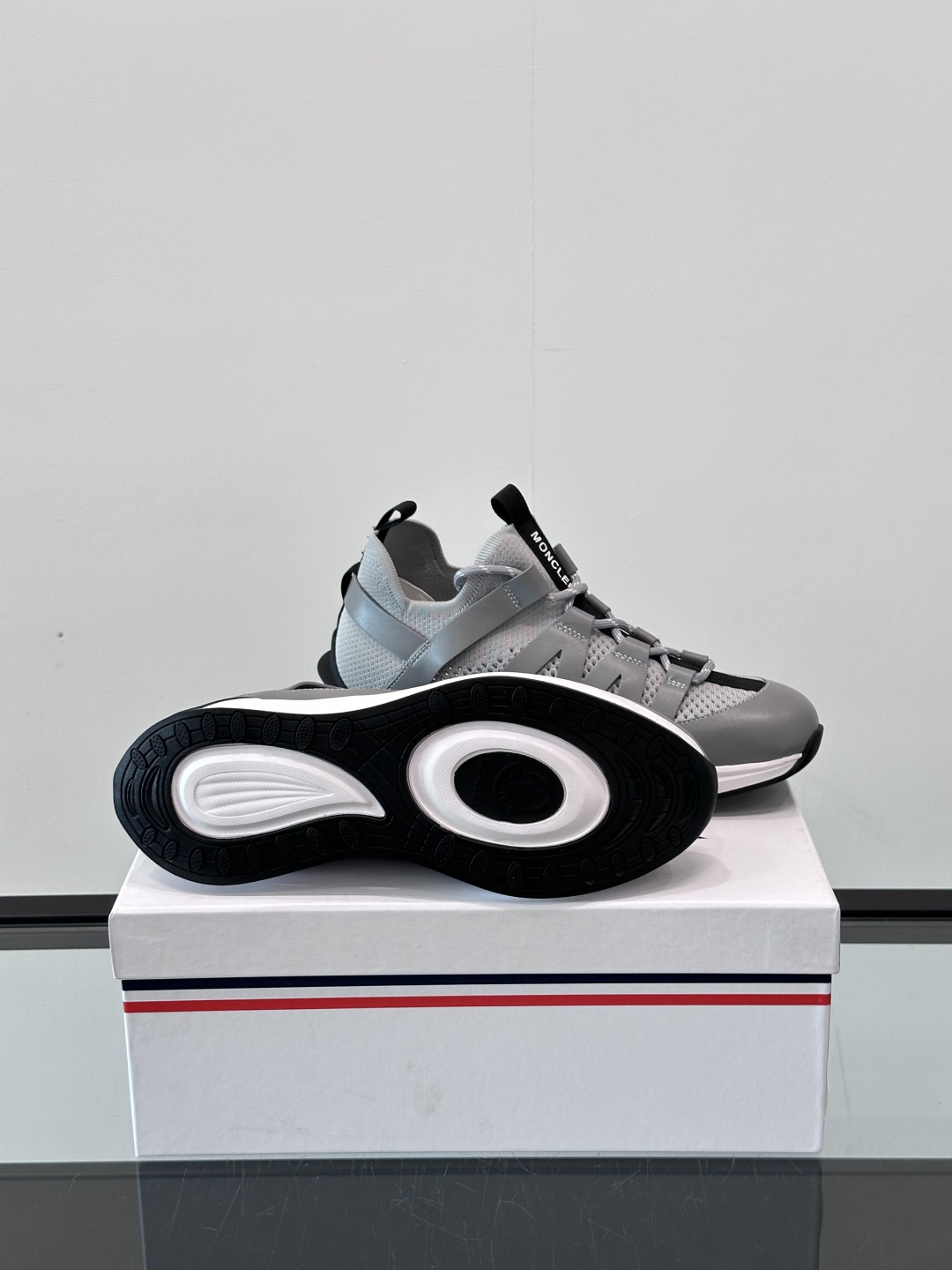 Moncler/蒙口男士休闲运动鞋，具有舒适防滑性能，采用一体成型进口飞织科技面料制成，兼备创新、功能性