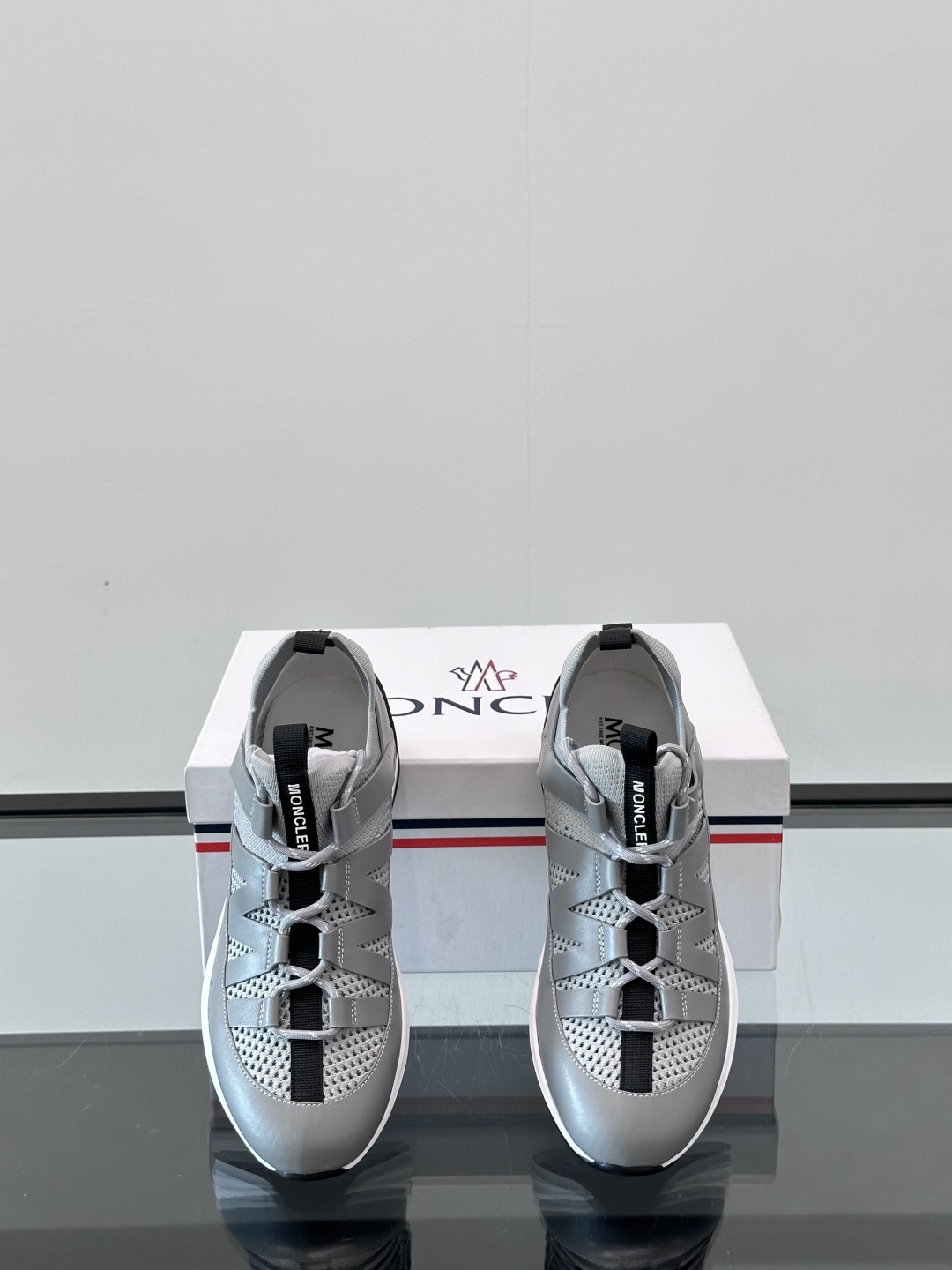 Moncler/蒙口男士休闲运动鞋，具有舒适防滑性能，采用一体成型进口飞织科技面料制成，兼备创新、功能性
