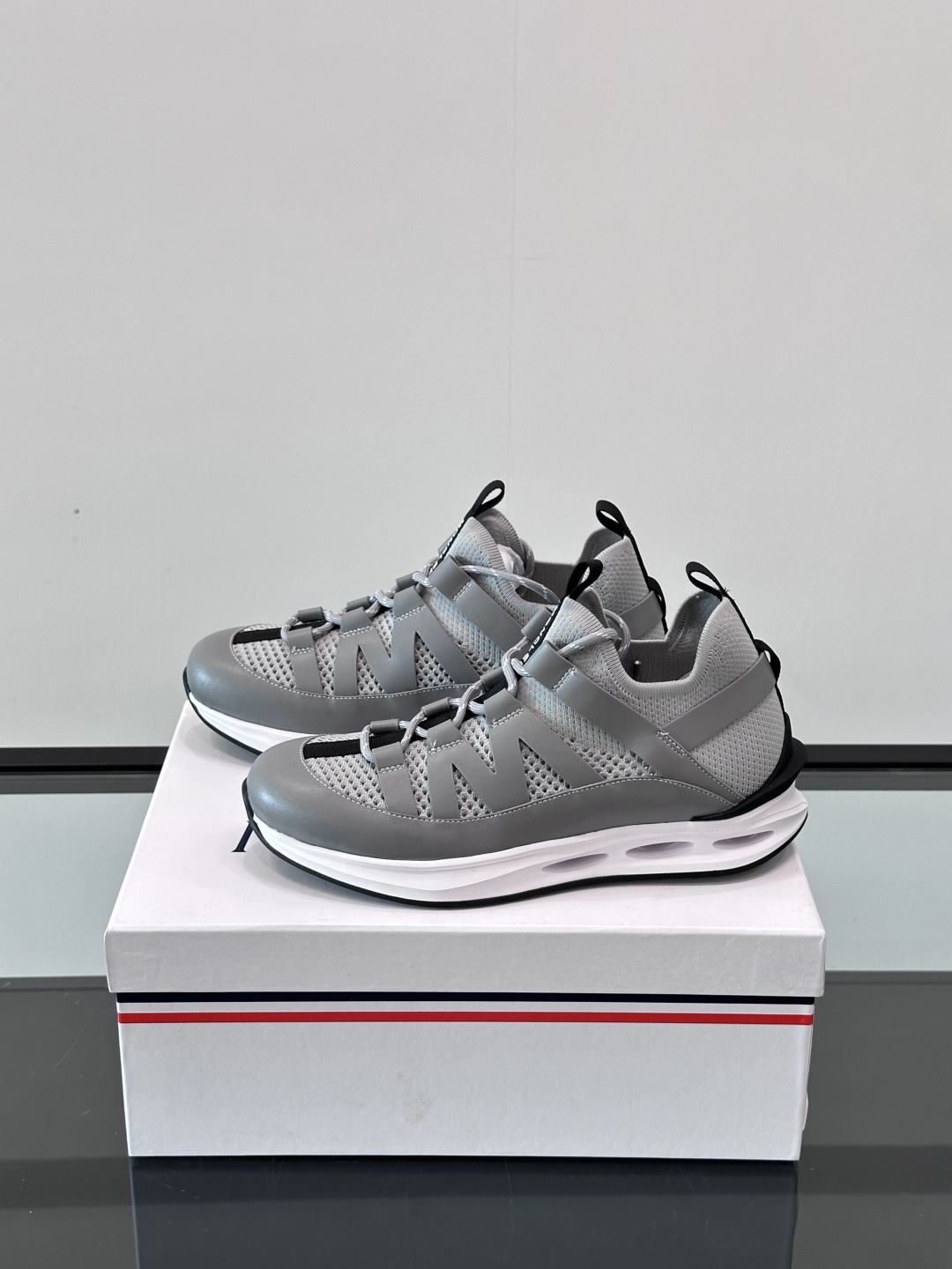 Moncler/蒙口男士休闲运动鞋，具有舒适防滑性能，采用一体成型进口飞织科技面料制成，兼备创新、功能性