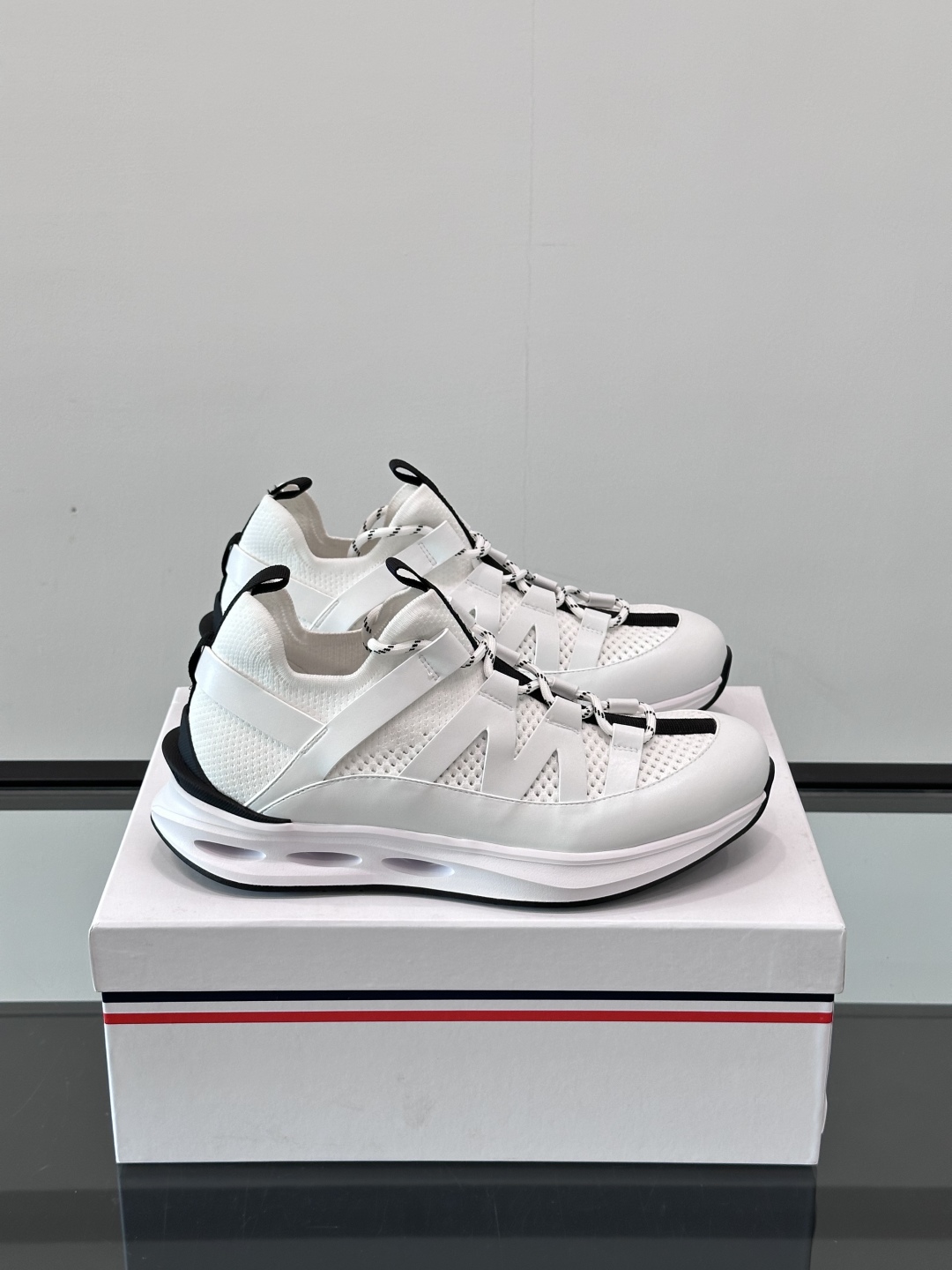 Moncler/蒙口男士休闲运动鞋，具有舒适防滑性能，采用一体成型进口飞织科技面料制成，兼备创新、功能性