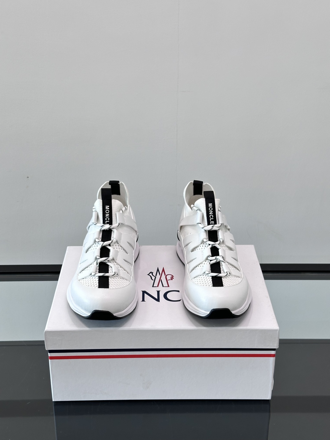 Moncler/蒙口男士休闲运动鞋，具有舒适防滑性能，采用一体成型进口飞织科技面料制成，兼备创新、功能性