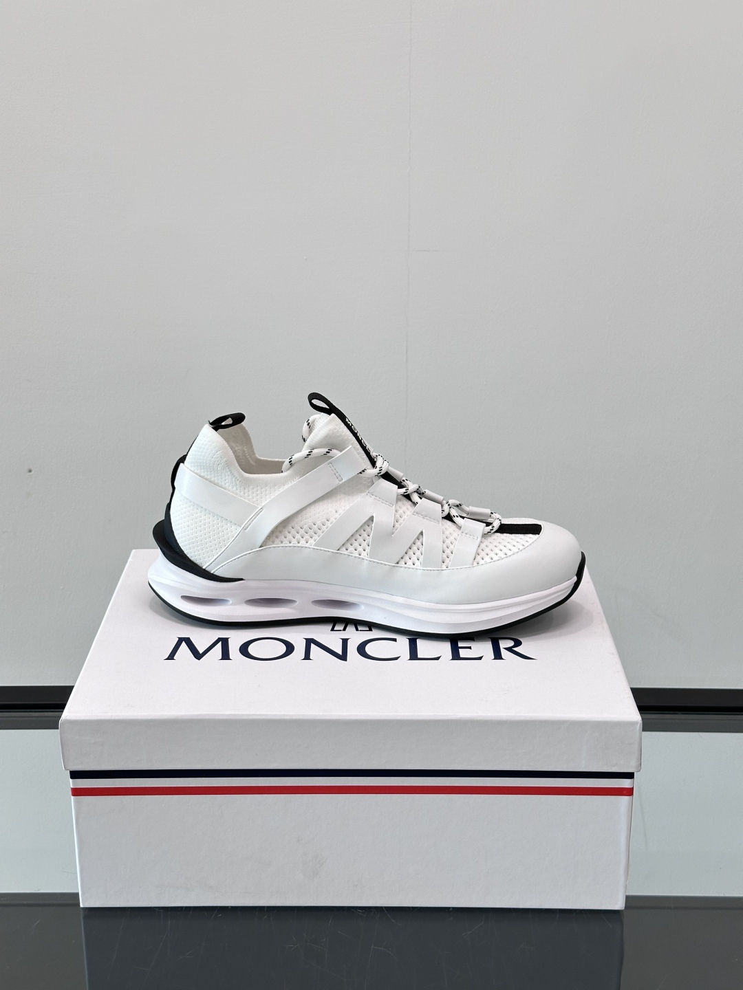 Moncler/蒙口男士休闲运动鞋，具有舒适防滑性能，采用一体成型进口飞织科技面料制成，兼备创新、功能性