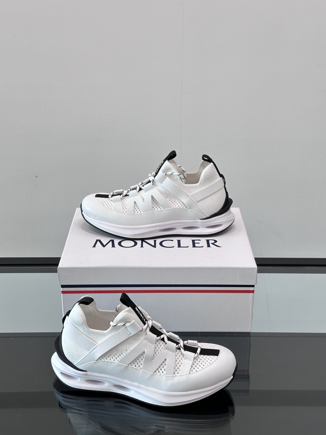 Moncler/蒙口男士休闲运动鞋，具有舒适防滑性能，采用一体成型进口飞织科技面料制成，兼备创新、功能性