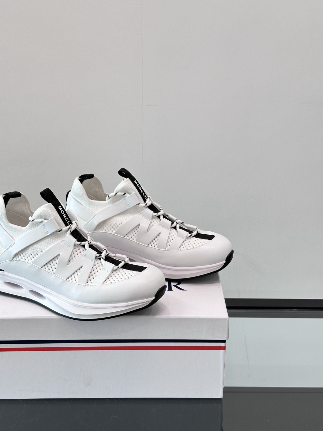 Moncler/蒙口男士休闲运动鞋，具有舒适防滑性能，采用一体成型进口飞织科技面料制成，兼备创新、功能性