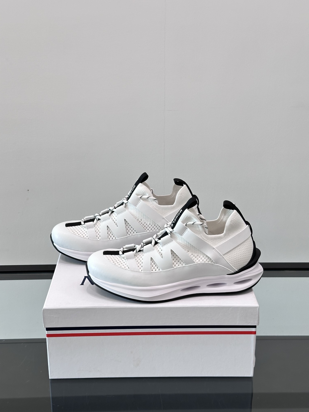 Moncler/蒙口男士休闲运动鞋，具有舒适防滑性能，采用一体成型进口飞织科技面料制成，兼备创新、功能性