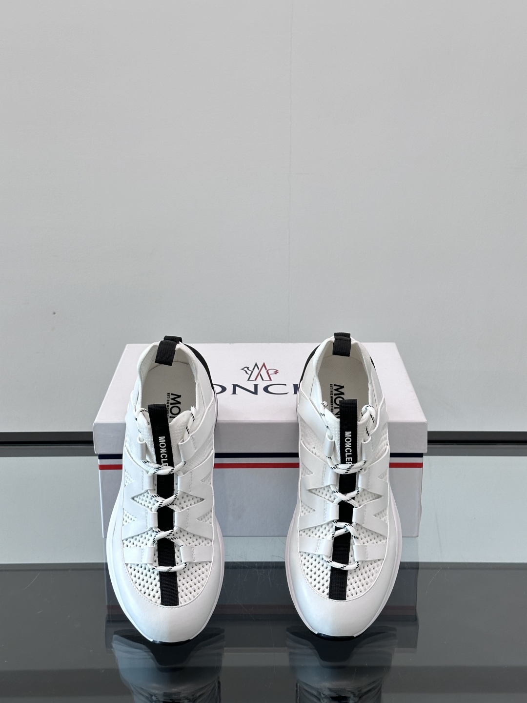 Moncler/蒙口男士休闲运动鞋，具有舒适防滑性能，采用一体成型进口飞织科技面料制成，兼备创新、功能性