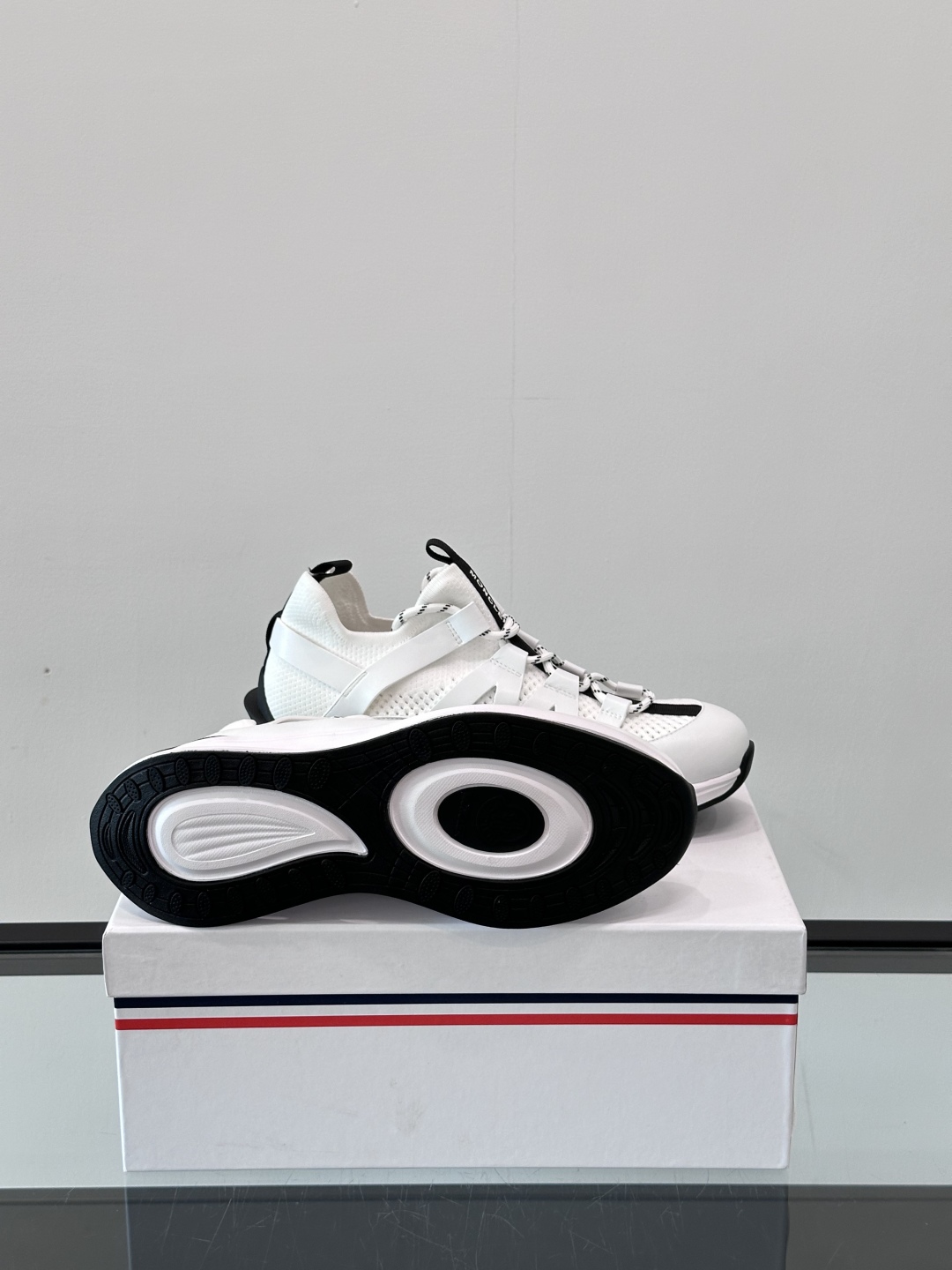 Moncler/蒙口男士休闲运动鞋，具有舒适防滑性能，采用一体成型进口飞织科技面料制成，兼备创新、功能性