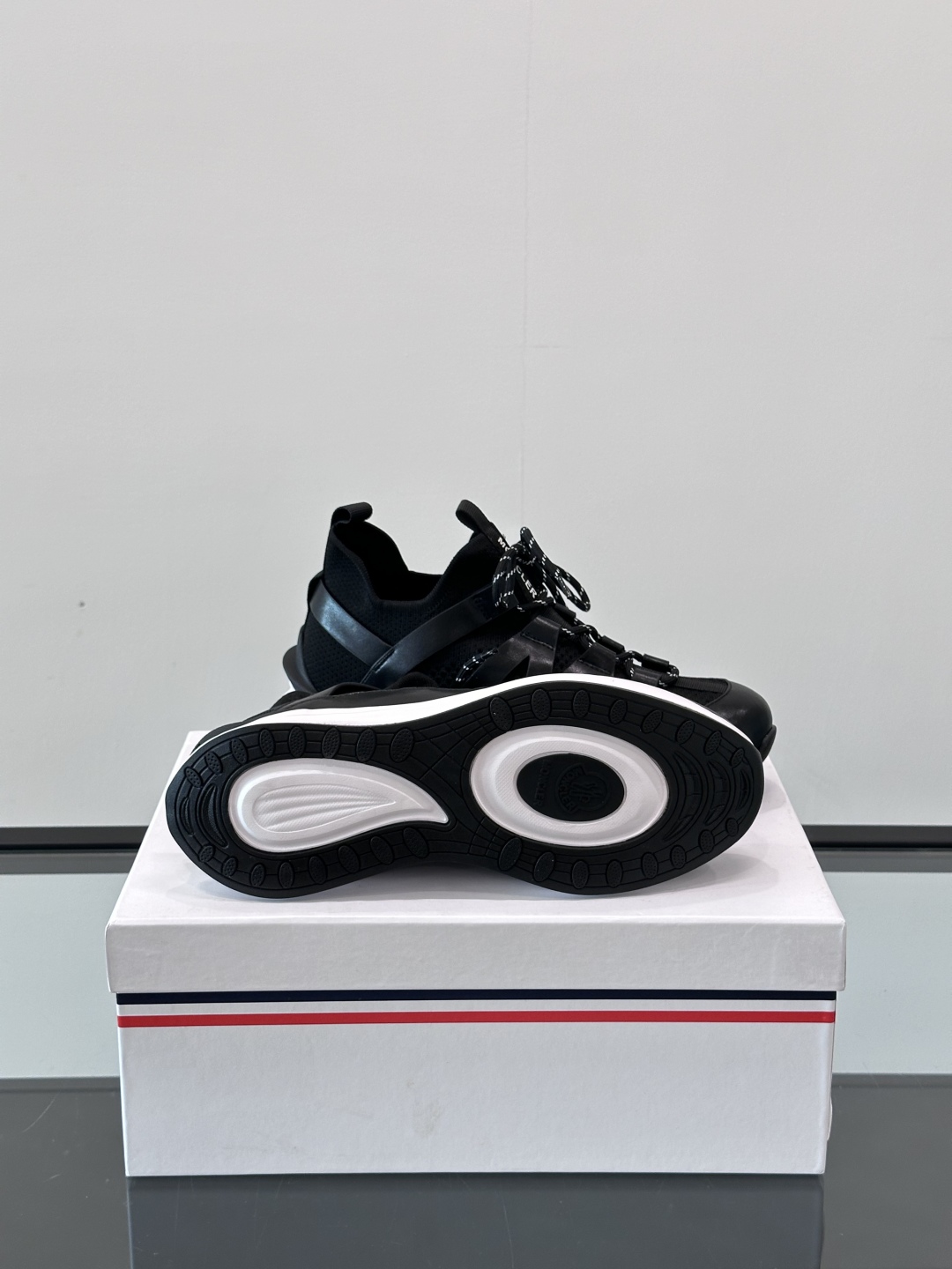 Moncler/蒙口男士休闲运动鞋，具有舒适防滑性能，采用一体成型进口飞织科技面料制成，兼备创新、功能性