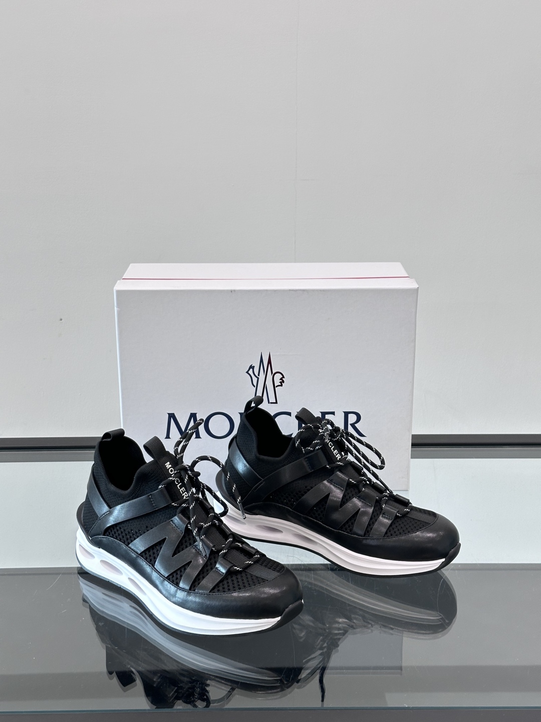 Moncler/蒙口男士休闲运动鞋，具有舒适防滑性能，采用一体成型进口飞织科技面料制成，兼备创新、功能性