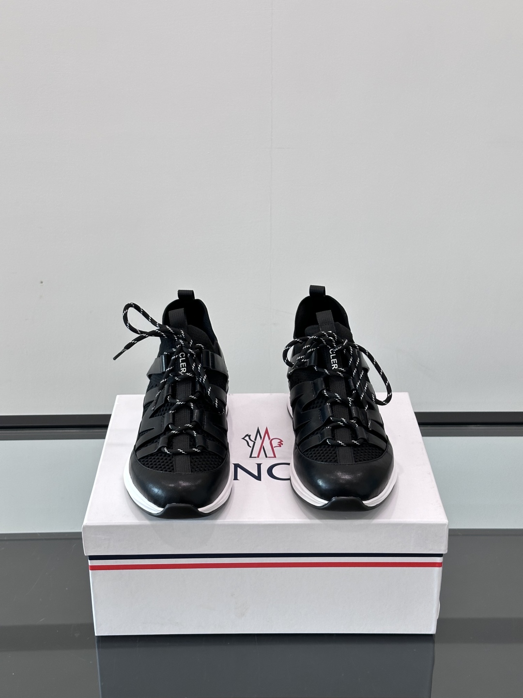Moncler/蒙口男士休闲运动鞋，具有舒适防滑性能，采用一体成型进口飞织科技面料制成，兼备创新、功能性