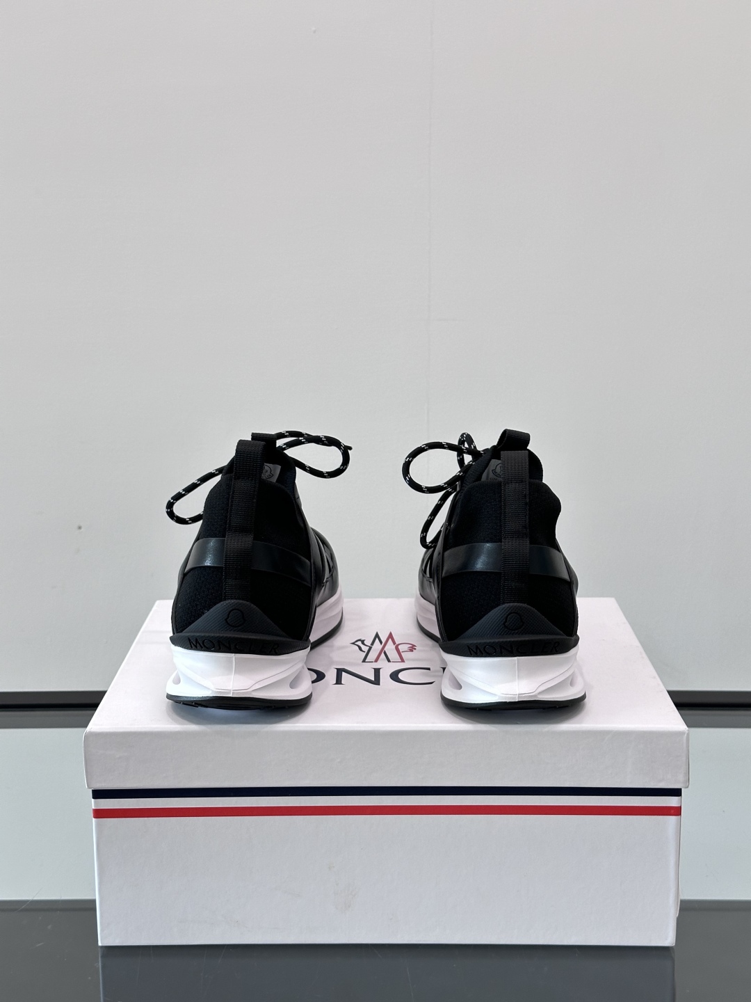 Moncler/蒙口男士休闲运动鞋，具有舒适防滑性能，采用一体成型进口飞织科技面料制成，兼备创新、功能性