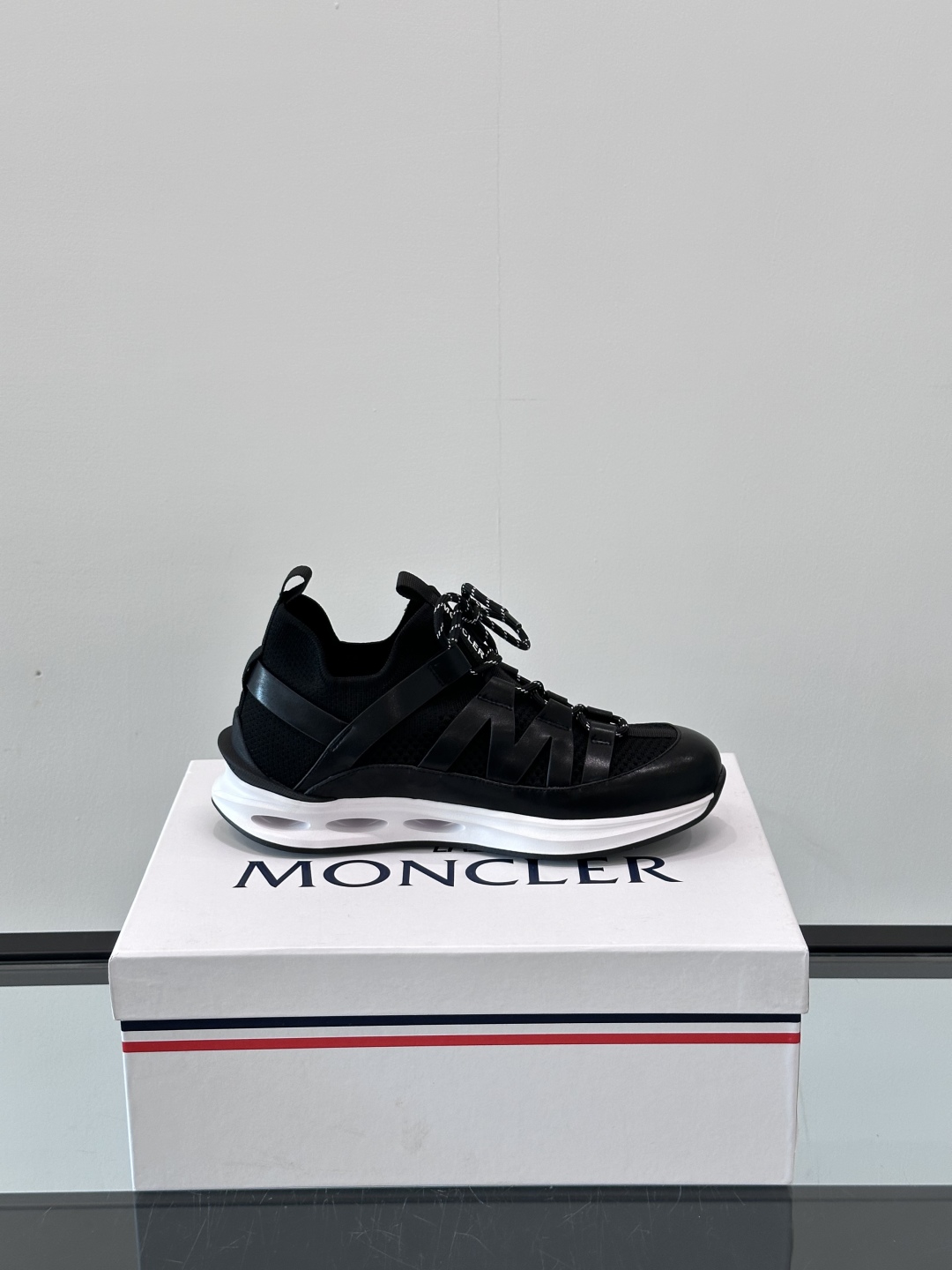 Moncler/蒙口男士休闲运动鞋，具有舒适防滑性能，采用一体成型进口飞织科技面料制成，兼备创新、功能性