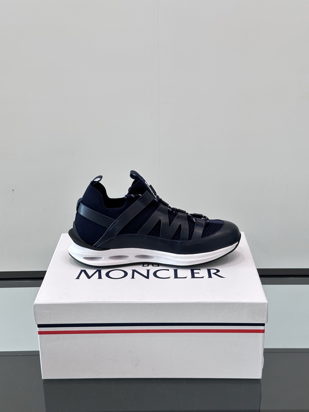 Moncler/蒙口男士休闲运动鞋，具有舒适防滑性能，采用一体成型进口飞织科技面料制成，兼备创新、功能性