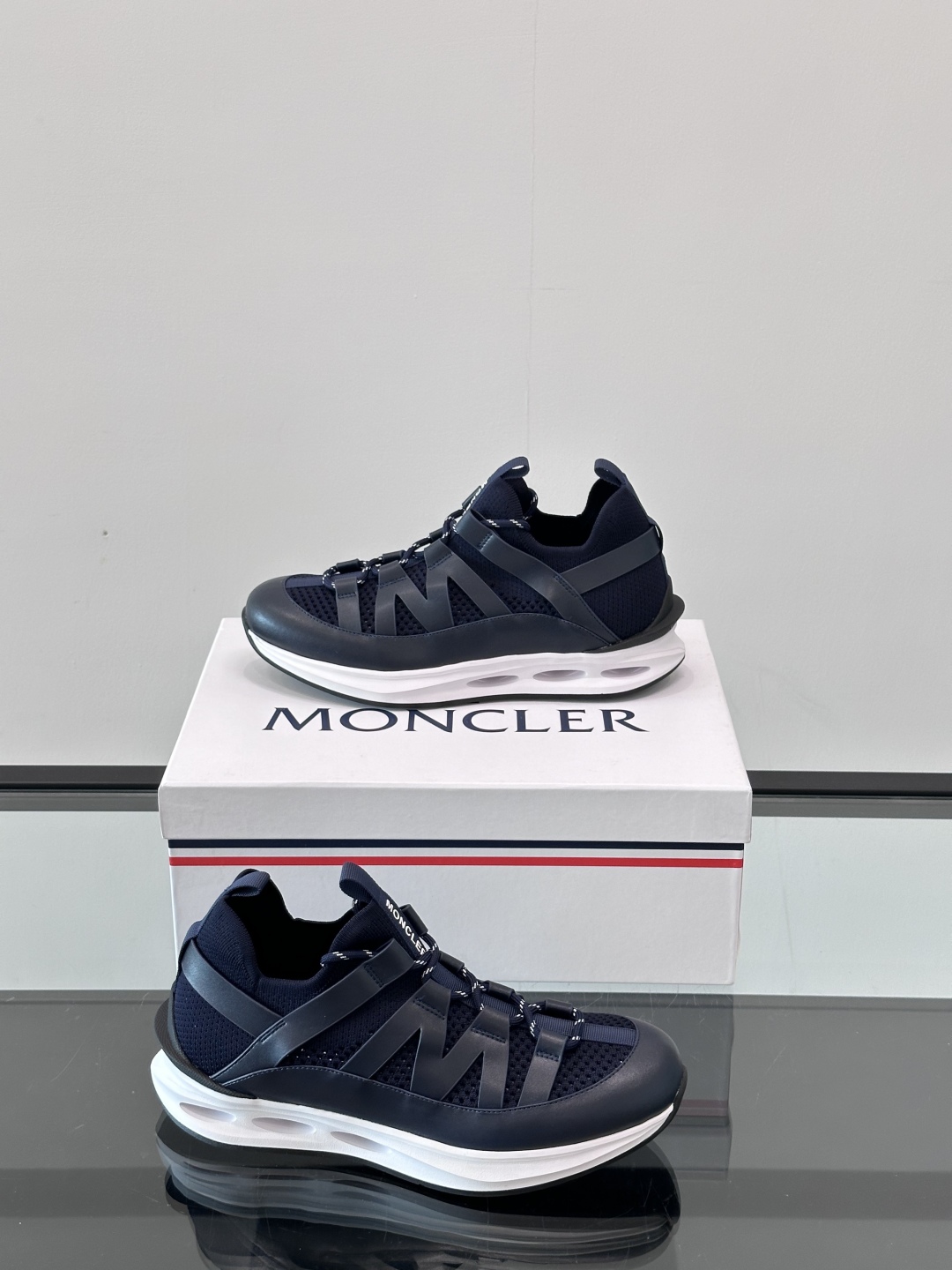 Moncler/蒙口男士休闲运动鞋，具有舒适防滑性能，采用一体成型进口飞织科技面料制成，兼备创新、功能性