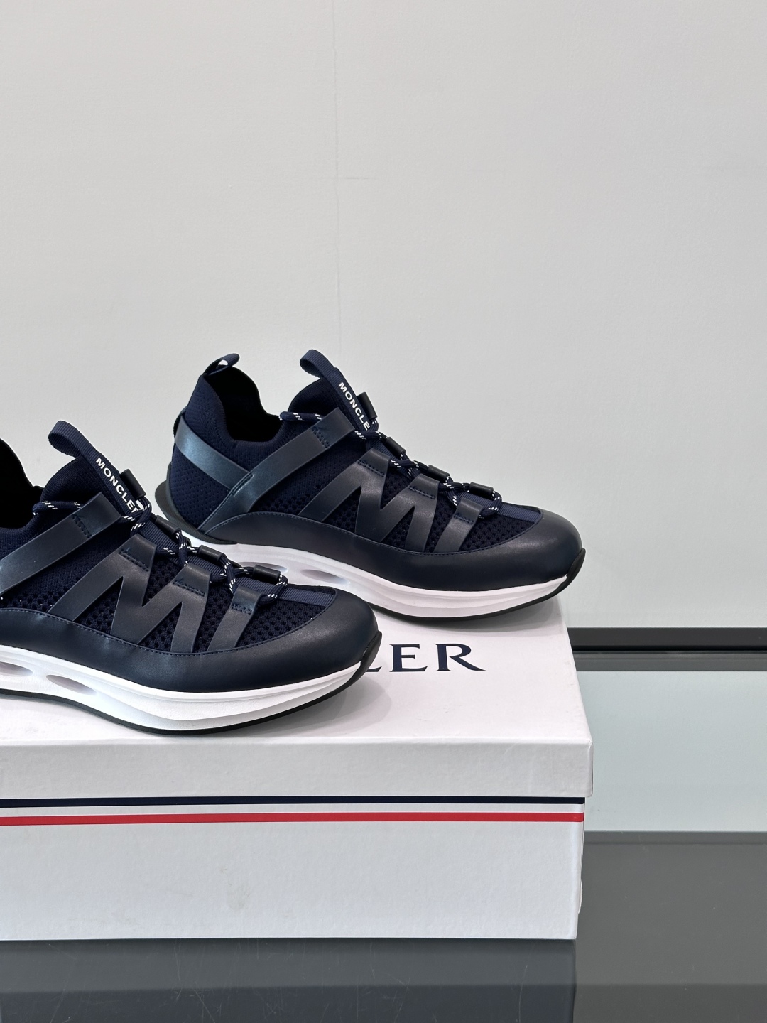 Moncler/蒙口男士休闲运动鞋，具有舒适防滑性能，采用一体成型进口飞织科技面料制成，兼备创新、功能性