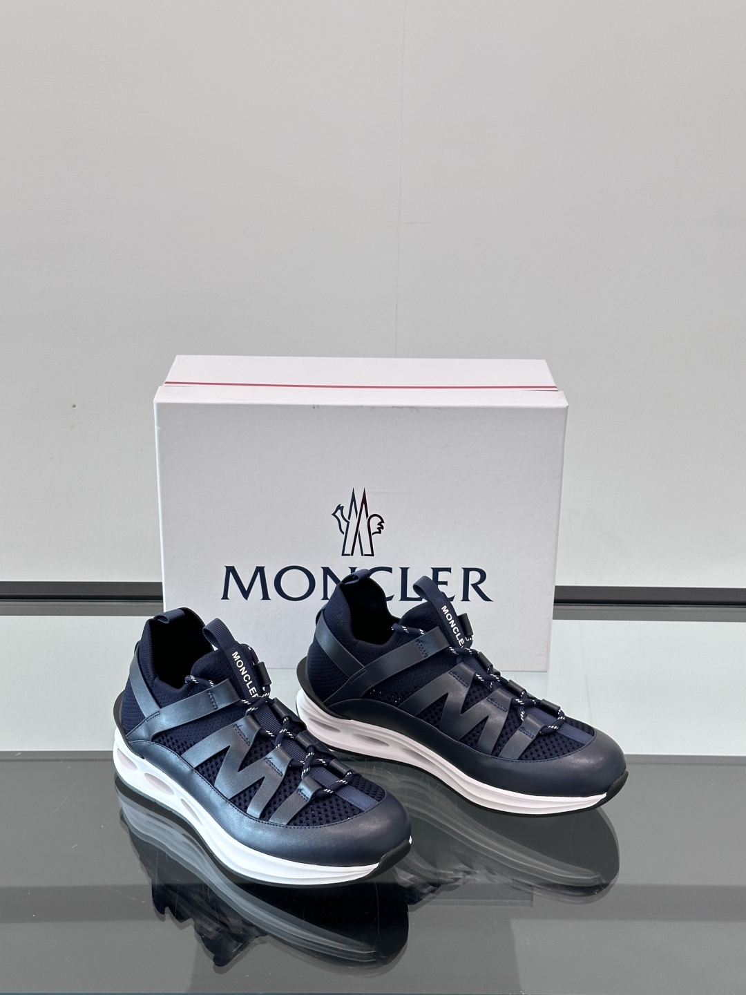 Moncler/蒙口男士休闲运动鞋，具有舒适防滑性能，采用一体成型进口飞织科技面料制成，兼备创新、功能性