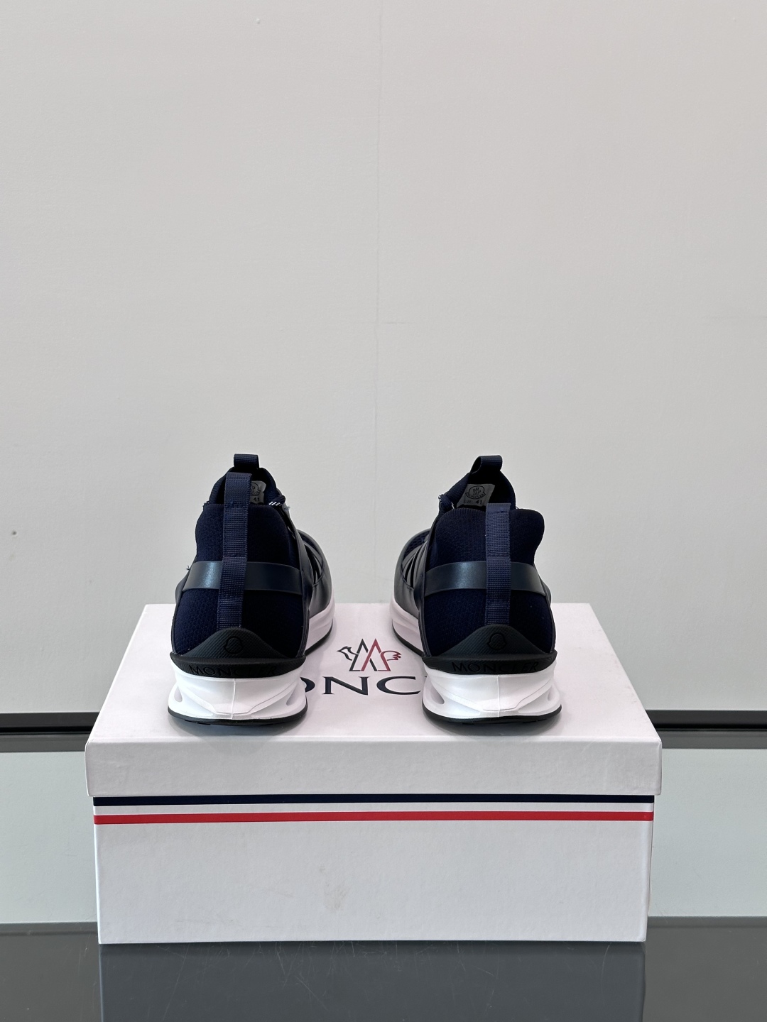 Moncler/蒙口男士休闲运动鞋，具有舒适防滑性能，采用一体成型进口飞织科技面料制成，兼备创新、功能性