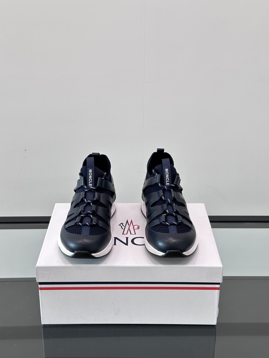 Moncler/蒙口男士休闲运动鞋，具有舒适防滑性能，采用一体成型进口飞织科技面料制成，兼备创新、功能性