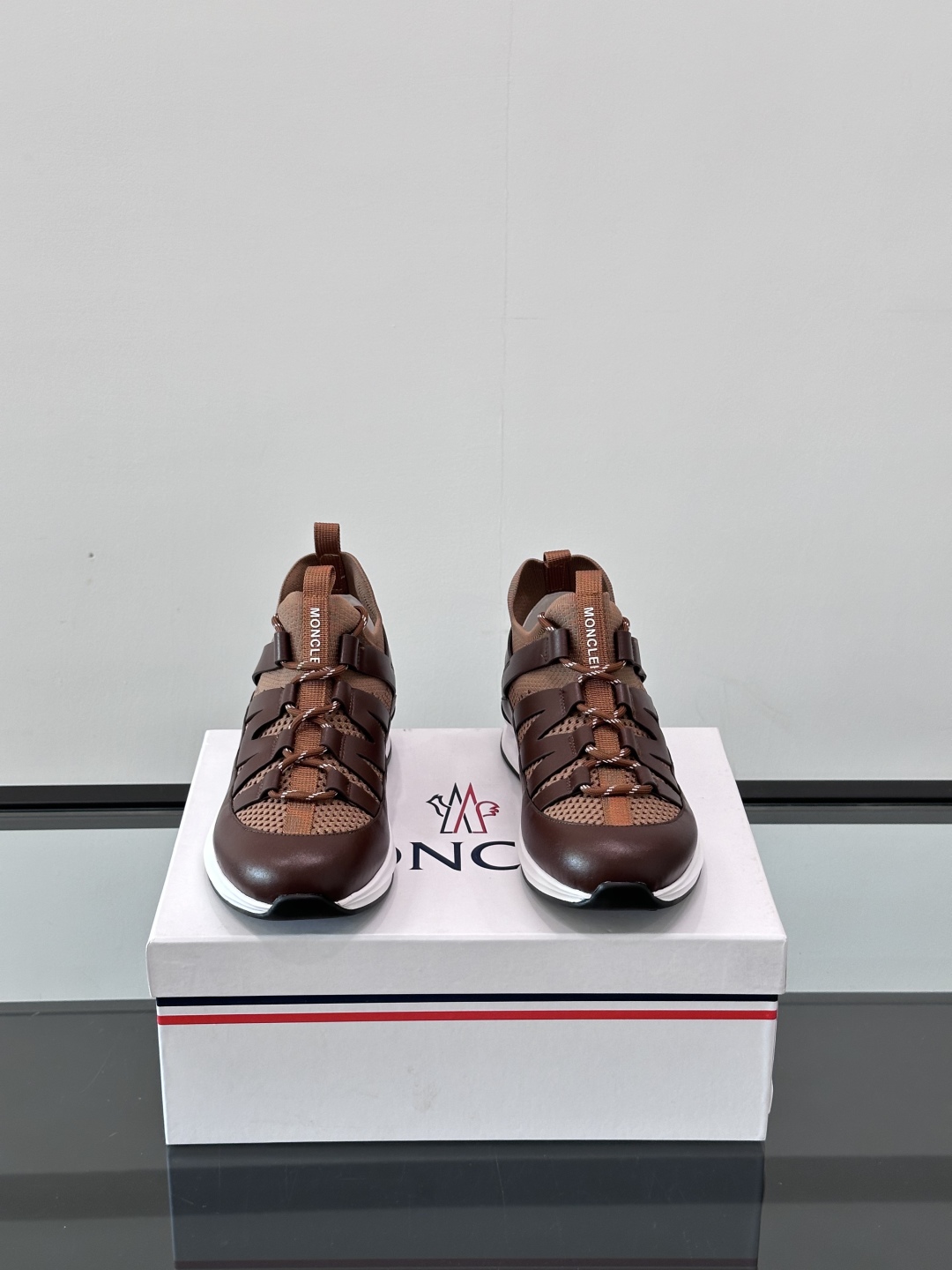 Moncler/蒙口男士休闲运动鞋，具有舒适防滑性能，采用一体成型进口飞织科技面料制成，兼备创新、功能性