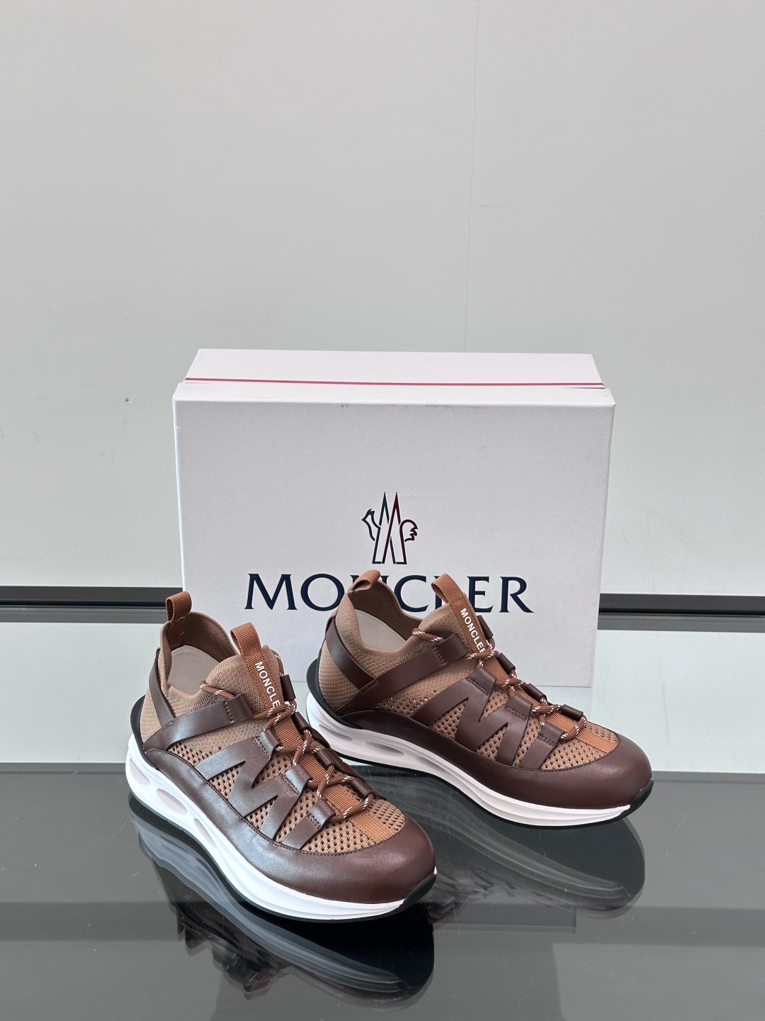 Moncler/蒙口男士休闲运动鞋，具有舒适防滑性能，采用一体成型进口飞织科技面料制成，兼备创新、功能性